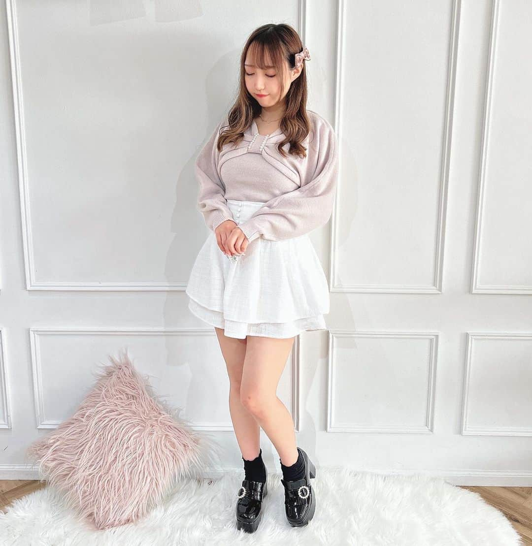 evelyn.coordinateさんのインスタグラム写真 - (evelyn.coordinateInstagram)「.  𝘕𝘦𝘸 𝘢𝘳𝘳𝘪𝘷𝘢𝘭🎀   #リボンパールニット ↳¥6,900   #ツイードダブルフレアSK ↳¥6,900  大きなリボンモチーフが目を引く新作ニット🎀🫧  中のキャミソールと上のボレロは繋がっているので、着ている時に落ちてこないのが嬉しいポイントです👌🏻◎  パールと同系色のスカートで甘々コーデに♡ キラキラと光るツイード素材がとってもかわいいです🐰💘  是非店頭でご覧ください.ᐟ‪‪‪.ᐟ‪‪‪  staff❤︎︎161cm  #evelyn #エブリン #ガーリーコーデ #甘めスタイル #甘めコーデ #清楚コーデ #可愛い  #girly #feminine #パステル #girl #evelynコーデ #フェミニンコーデ」11月16日 20時17分 - evelyn.coordinate