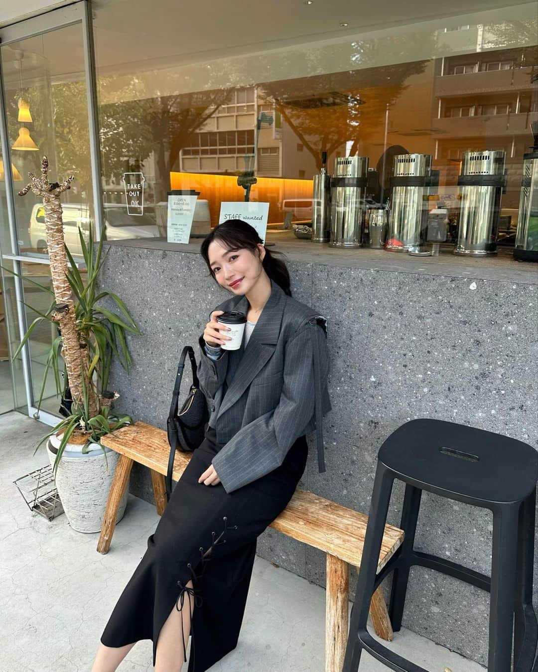 YUKIKOのインスタグラム：「. この前の☕️✨ スカートはpopupでgetしたの🤍 @coel.official  サイドの編み込みが可愛いー🥹✨  ジャケットは @zara と  @maisonspecial_women コラボのやつ🫶🏻 一目惚れしたの🥰  #秋コーデ #名古屋カフェ #栄カフェ #zara #maisonspecial #coel」