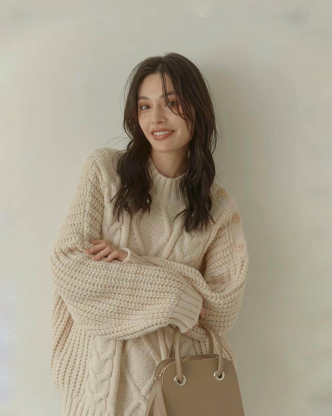 ACYMさんのインスタグラム写真 - (ACYMInstagram)「#comingsoon ✔︎Shoulder point cable ニット ¥13,200(tax in) . ✔︎Line check knit カーディガン ¥17,600(tax in) . ✔︎Slit vest knit ワンピース ¥9,900(tax in) . . 詳しくはWEB STORE(@acym_official )のTOP URLよりご覧ください。  #ACYM #ootd #outfit #ニット #カーディガン #ロングブーツ #ロングブーツコーデ #ブーツ #秋服 #秋コーデ」11月16日 20時19分 - acym_official