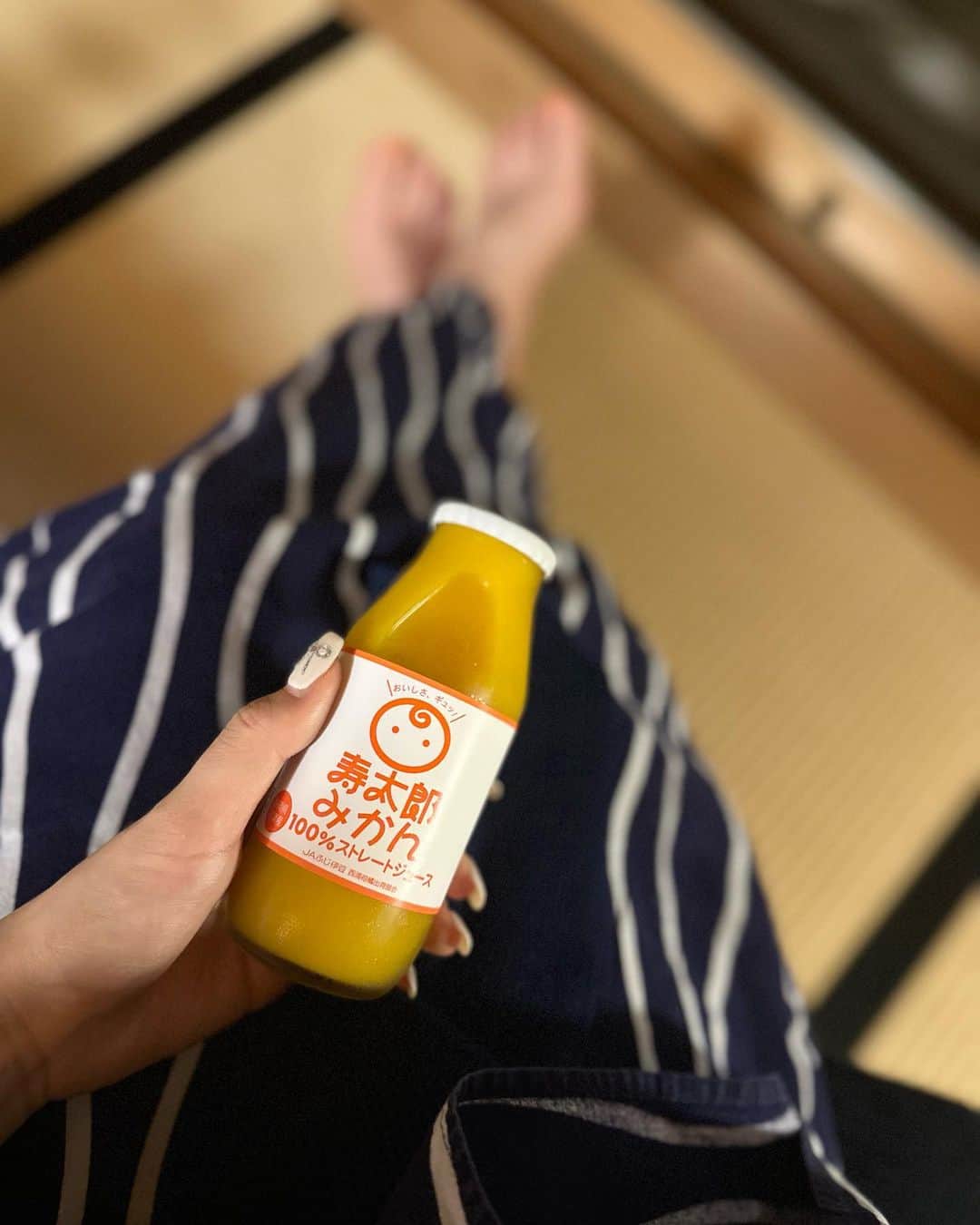 鎮西寿々歌のインスタグラム：「あかりちゃんと素敵な宿にお泊まりしてきました〜♨️料理、温泉、美女とビール、最高のご褒美でした🥲  寿太郎、みかん、親近感。  あかりちゃんとのツーショット連続😚  網の上で焼かれる椎茸、朝に沁みる。  私が一番楽しみにしていたわさびと鰹節ご飯🍚  穴子先輩！一生ついていきます！  キラッキラきんめさん  松茸ご飯  この日朝から生放送で、お昼ご飯食べる時間ないだろうと思って、と言ってお洒落なパンとカフェオレとお〜いお茶を用意してくれていた神様と、お〜いお茶。  こういうの見つけると大体撮っちゃう鏡  @akari_hasegawa0105 思い出をいつもありがとう❤️  #んーふーメモ」