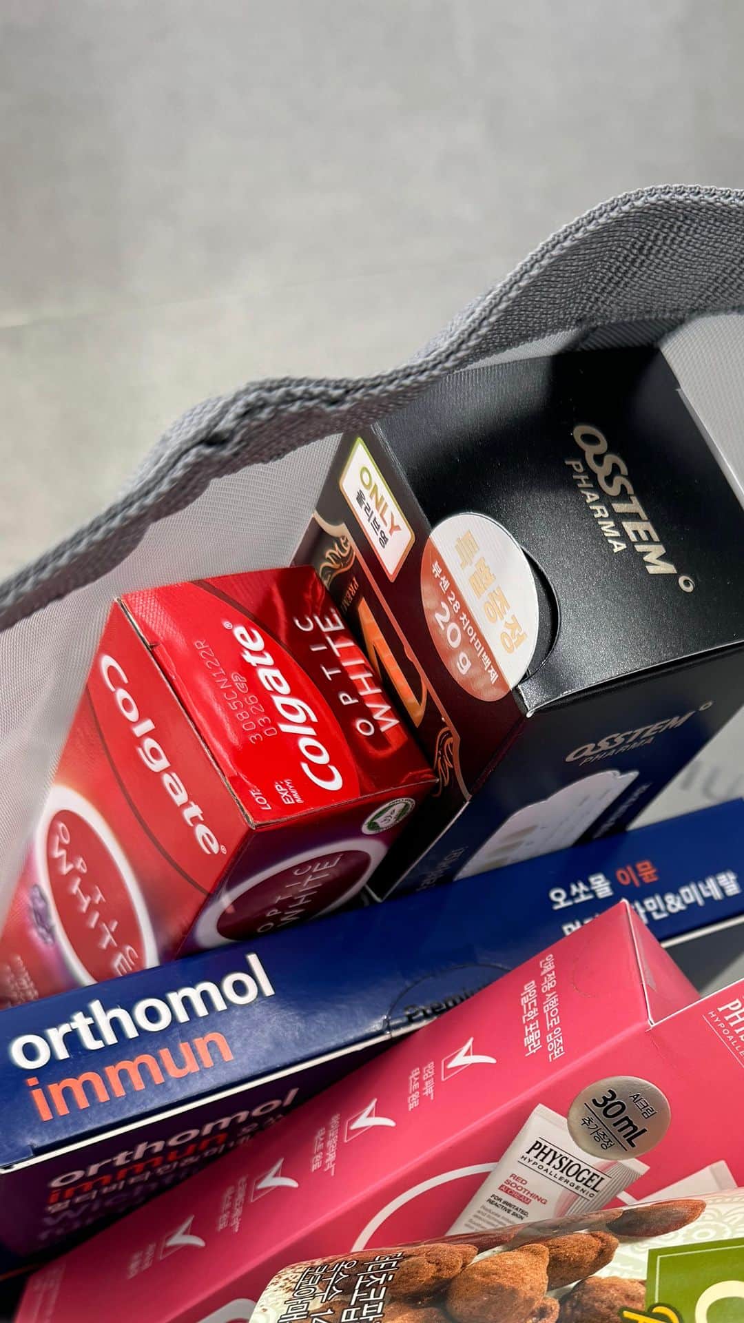 井上奈保のインスタグラム：「日本では買えない韓国購入品🇰🇷🛍️ ホワイトニング歯磨き粉！オススメ2選🪥 ※日本ではホワイトニング効果のある歯磨き粉は販売できません。 歯の白さは清潔感に繋がるから大事だよね🦷  #韓国購入品 #韓国情報 #ホワイトニング歯磨き粉 #ホワイトニング」