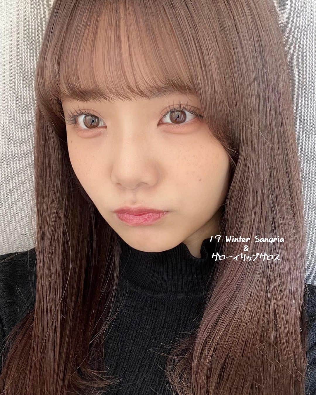 佐久間乃愛さんのインスタグラム写真 - (佐久間乃愛Instagram)「︎✿ デイジークのホリデーコレクション❄️ キラッキラのパッケージが可愛すぎる♡  オールグリッターパレットは、柔らかなつけ心地でまぶたにピタッと密着してくれて、グリッターがどの角度からでもキラキラ輝いて可愛い🫧  ジューシーデュイティントリップは透明感のある落ち着いた柔らかいカラーで、水分たっぷりぷるぷる仕上がりに！ その上からラメ入りのグローイリップグロスを塗るとボリューム感がでてちゅるんとした唇になります✨  ムードグロウリップスティックのロージーブラウンは日本限定カラーみたい😳🤍 ほんのりローズ色を感じるブラウンカラーで、保湿力が高く柔らかくてさっぱりと密着してくれてお気に入り︎です︎☺︎  これからたくさん活躍してくれそう♪  #デイジーク #チーク #アイシャドウ #リップ #韓国コスメ#のあメイク」11月16日 20時30分 - noa_sakuma