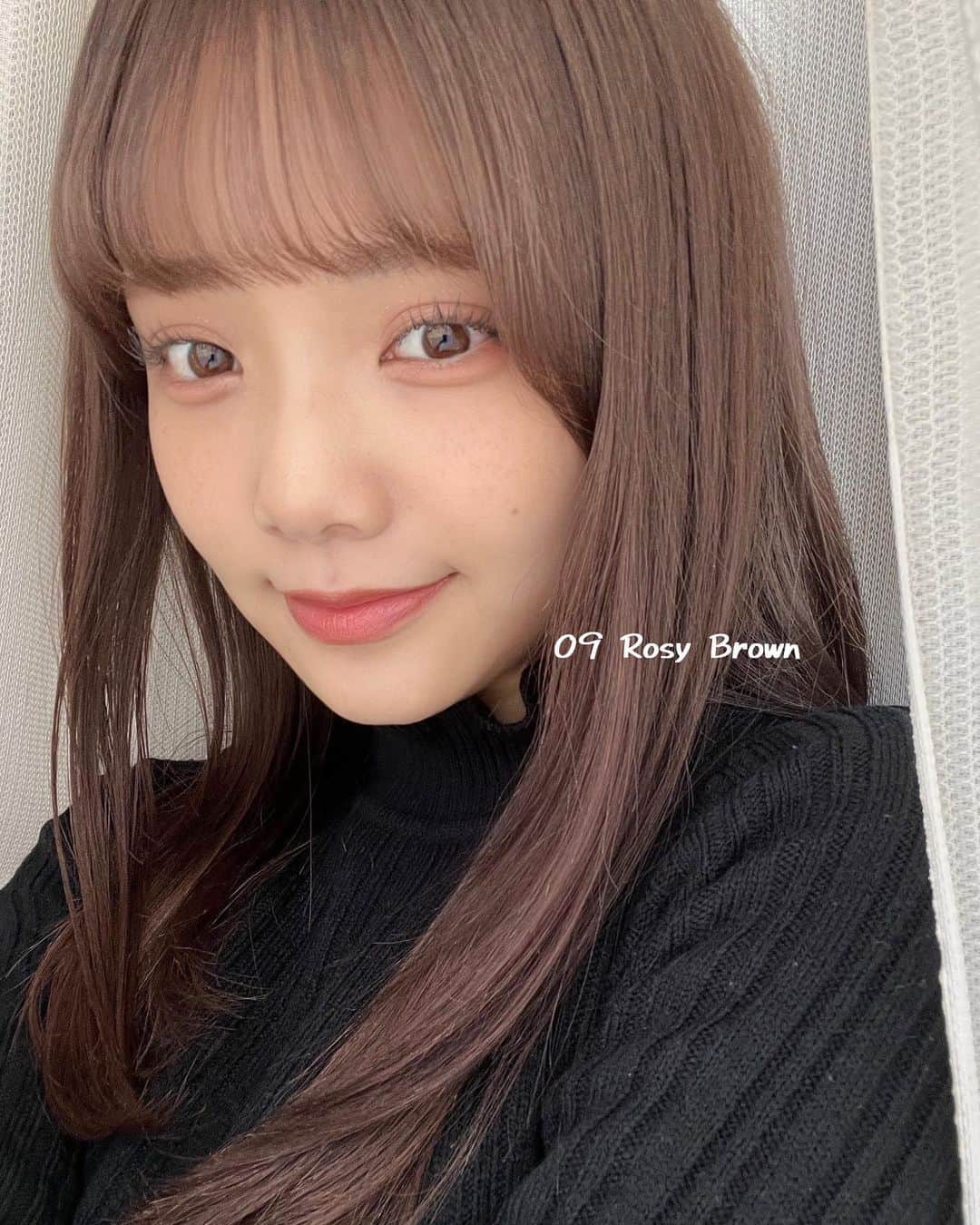 佐久間乃愛さんのインスタグラム写真 - (佐久間乃愛Instagram)「︎✿ デイジークのホリデーコレクション❄️ キラッキラのパッケージが可愛すぎる♡  オールグリッターパレットは、柔らかなつけ心地でまぶたにピタッと密着してくれて、グリッターがどの角度からでもキラキラ輝いて可愛い🫧  ジューシーデュイティントリップは透明感のある落ち着いた柔らかいカラーで、水分たっぷりぷるぷる仕上がりに！ その上からラメ入りのグローイリップグロスを塗るとボリューム感がでてちゅるんとした唇になります✨  ムードグロウリップスティックのロージーブラウンは日本限定カラーみたい😳🤍 ほんのりローズ色を感じるブラウンカラーで、保湿力が高く柔らかくてさっぱりと密着してくれてお気に入り︎です︎☺︎  これからたくさん活躍してくれそう♪  #デイジーク #チーク #アイシャドウ #リップ #韓国コスメ#のあメイク」11月16日 20時30分 - noa_sakuma