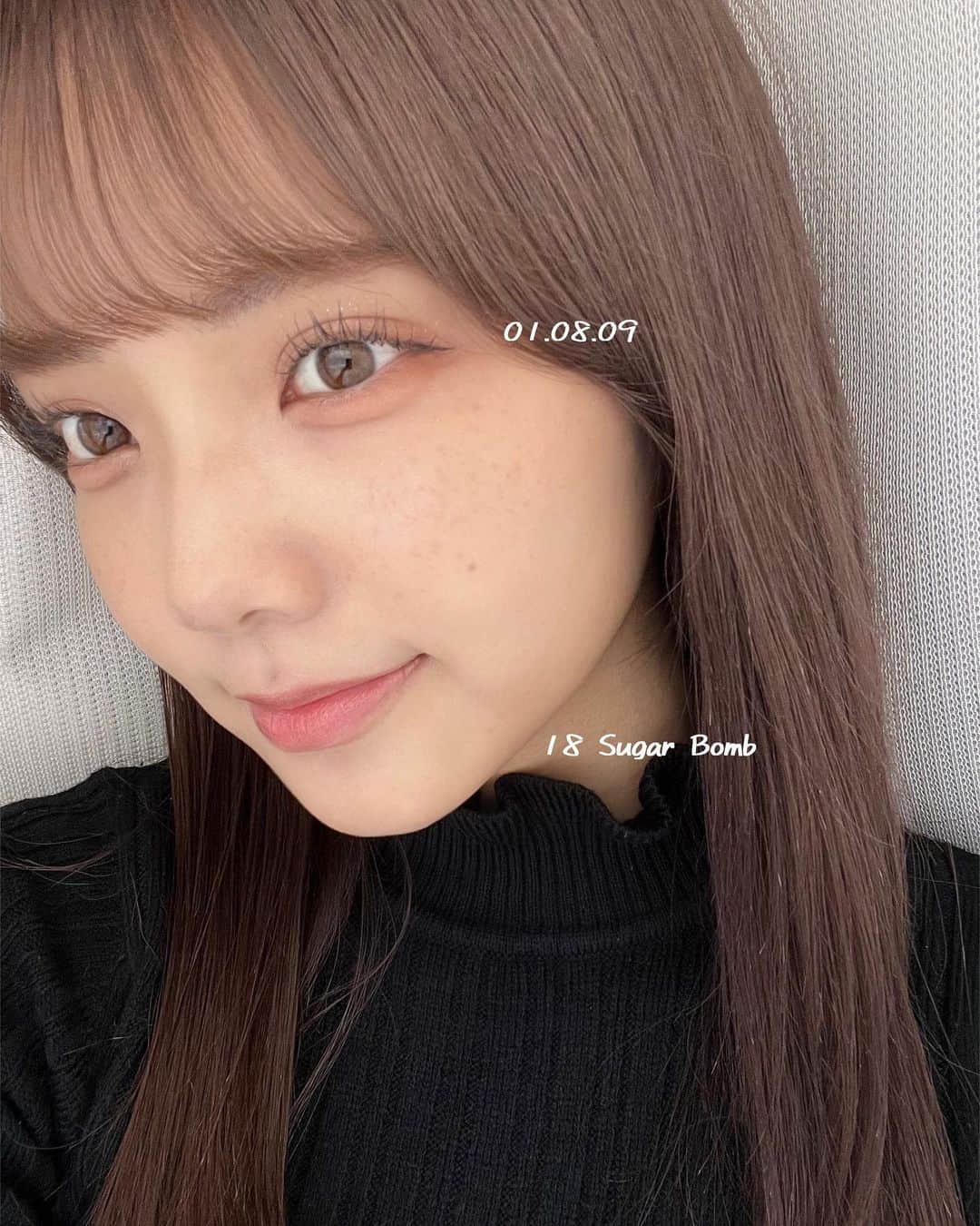 佐久間乃愛さんのインスタグラム写真 - (佐久間乃愛Instagram)「︎✿ デイジークのホリデーコレクション❄️ キラッキラのパッケージが可愛すぎる♡  オールグリッターパレットは、柔らかなつけ心地でまぶたにピタッと密着してくれて、グリッターがどの角度からでもキラキラ輝いて可愛い🫧  ジューシーデュイティントリップは透明感のある落ち着いた柔らかいカラーで、水分たっぷりぷるぷる仕上がりに！ その上からラメ入りのグローイリップグロスを塗るとボリューム感がでてちゅるんとした唇になります✨  ムードグロウリップスティックのロージーブラウンは日本限定カラーみたい😳🤍 ほんのりローズ色を感じるブラウンカラーで、保湿力が高く柔らかくてさっぱりと密着してくれてお気に入り︎です︎☺︎  これからたくさん活躍してくれそう♪  #デイジーク #チーク #アイシャドウ #リップ #韓国コスメ#のあメイク」11月16日 20時30分 - noa_sakuma