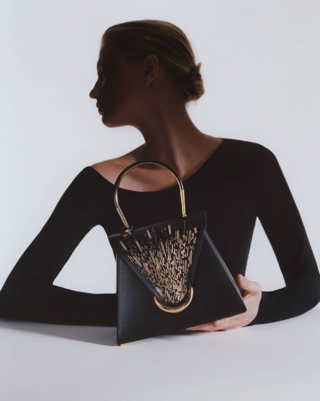デルボーのインスタグラム：「Sparking joy⁣ ⁣ The sublime burst of excitement that defines the holiday season rendered in exquisite embroidery. The Caprice Firework is an exceptional addition to Delvaux’s collections. Crafted in smooth black Box Calf leather embellished with hundreds of hand-embroidered beads and sequins, the silhouette is designed to shine. ⁣ ⁣ #Delvaux」