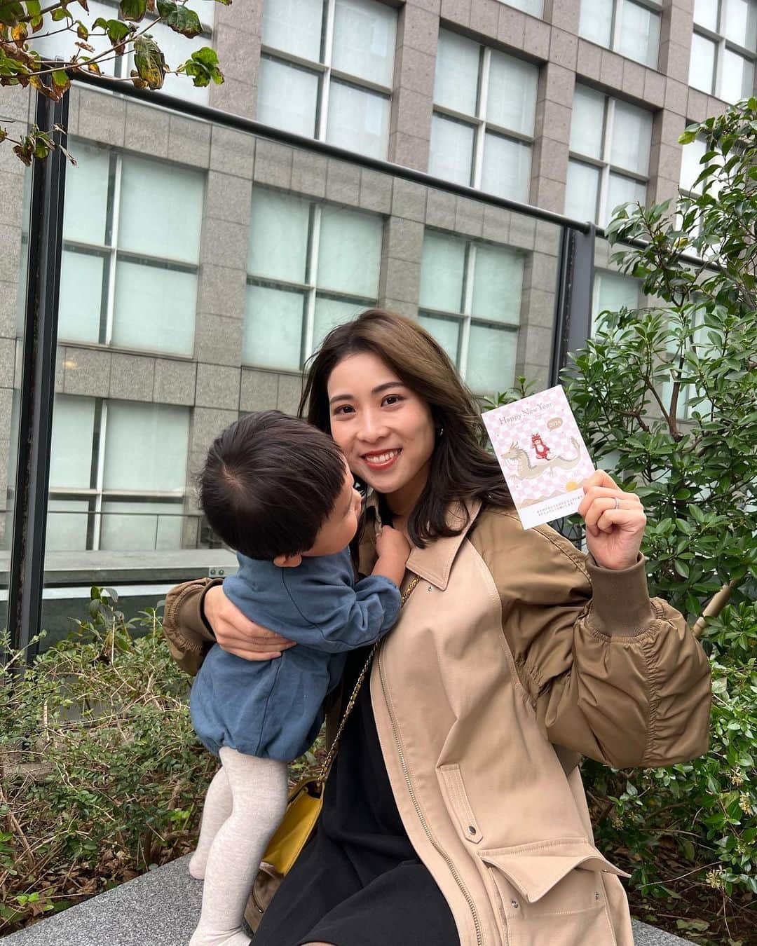 MelonHarunaさんのインスタグラム写真 - (MelonHarunaInstagram)「ここ数年、年賀状を出すことは なくなっていたのだけど 子供も生まれて親戚にだけでも！と 久しぶりに年賀状作ってみました🙋‍♀️✨ こちらのアプリで作成↓ @sumaho_nenga  ・ アプリをダウンロード→好きなデザインを選択→データフォルダからコラージュする写真を選択→背景画像変更(赤い辰だからそれに合う背景にしました)🐲→メッセージ入力 ・ たったこれだけ！ びっくりする程簡単なのに とっても可愛い年賀状が出来上がって大満足🩷👼  こんな可愛い年賀状届いたら嬉しいですよね📮 簡単すぎて忙しいママさんにもおすすめ🤱✨  "pr24484"←印刷代10%offになるクーポンです🎁  ・ #スマホで写真年賀状#年賀状」11月16日 20時30分 - melon_867