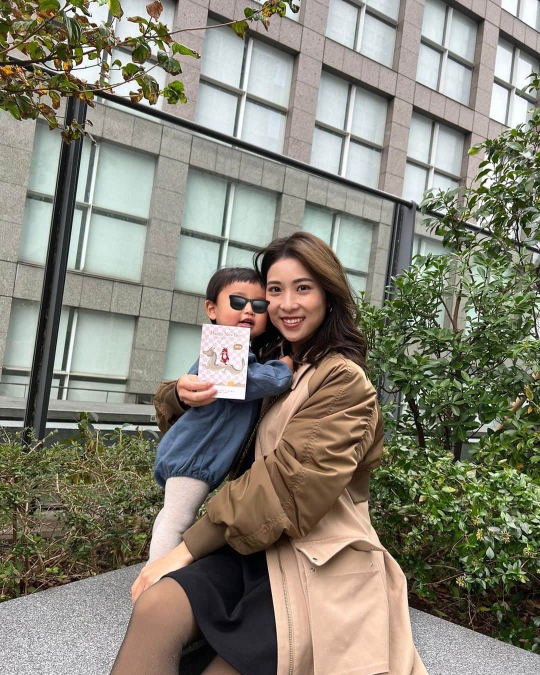 MelonHarunaさんのインスタグラム写真 - (MelonHarunaInstagram)「ここ数年、年賀状を出すことは なくなっていたのだけど 子供も生まれて親戚にだけでも！と 久しぶりに年賀状作ってみました🙋‍♀️✨ こちらのアプリで作成↓ @sumaho_nenga  ・ アプリをダウンロード→好きなデザインを選択→データフォルダからコラージュする写真を選択→背景画像変更(赤い辰だからそれに合う背景にしました)🐲→メッセージ入力 ・ たったこれだけ！ びっくりする程簡単なのに とっても可愛い年賀状が出来上がって大満足🩷👼  こんな可愛い年賀状届いたら嬉しいですよね📮 簡単すぎて忙しいママさんにもおすすめ🤱✨  "pr24484"←印刷代10%offになるクーポンです🎁  ・ #スマホで写真年賀状#年賀状」11月16日 20時30分 - melon_867