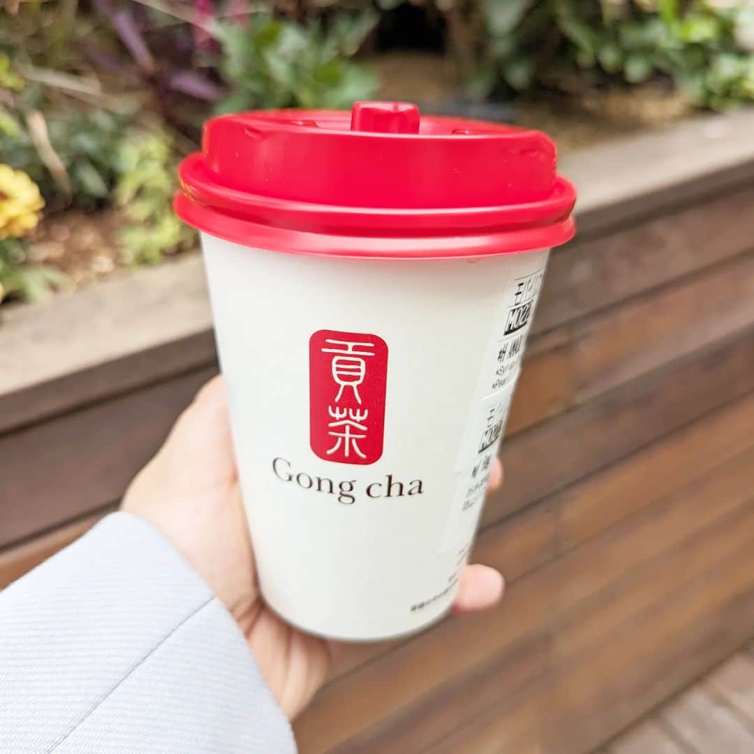 Kuboi Ayumiさんのインスタグラム写真 - (Kuboi AyumiInstagram)「【期間限定】Gong cha ホリデーシーズン限定・あまおうドリンクがはじまったよ！  どこを歩いていてももうクリスマスムード。 今年もあっという間に終わっちゃいそうなので、ちょっとスケジュールを見直そうっと。  家族みんな大好きなGong cha（@gongcha_japan） へ。 お目当ては、今日からはじまったばかりの「あまおう」を使ったドリンク。  アールグレイティーに「あまおう」を組み合わせたミルクティーとフローズンティーが登場しました。  ・あまおうノエル ミルクティー(ICED/HOT) ・あまおうノエル フローズンティー  柑橘系のベルガモットの華やかな香りで人気のアールグレイティーがベース。 いちごの王様とも言われているあまおうは濃厚な酸味と甘みが特徴です。  今回の新作には、そんなあまおうのゼリーと果肉の食感も楽しめるストロベリーソースが使われています。 ドリンクの最後には、カリッとした歯ごたえのストロベリーキャンディーとアラザンがトッピングされていて、 見た目もかわいいデザートのよう。  クリスマス限定ということで、12月25日までなので、機会があったら飲んでみてくださいね。  ちなみに、私のおすすめは、あまおうノエル ミルクティーのHOTを甘さをゼロに。 そしてパール（タピオカ）トッピングをするともっちもちのタピオカになって、めちゃめちゃおいしいので、お試しください。  数量限定で無くなっちゃう可能性もあるので、気になる方はお早めに♡  ■ゴンチャ ルミネ池袋店 (Gong cha) 〒171-0021 東京都豊島区西池袋１丁目１１−１ ルミネ池袋 8F  ○+●+○+●+○+●+○+●+○+●+○+●+○+●  @himekagami　←check♡  おうちごはん が楽しくなるお取り寄せグルメ や 簡単＆時短ごはん、育児情報など発信中！ 投稿が気に入ったら保存&フォローしていただけるとうれしいです。 いつもありがとうございます(^^)  ○+●+○+●+○+●+○+●+○+●+○+●+○+●  #貢茶 #ゴンチャ #strawberry #いちごスイーツ #ご褒美スイーツ #gongcha #タピオカ #カフェ巡り #東京カフェ #東京グルメ #池袋 #池袋カフェ #池袋グルメ #カフェ活　 #cafestgram #かふぇすたぐらむ #ルミネ池袋」11月16日 20時30分 - himekagami