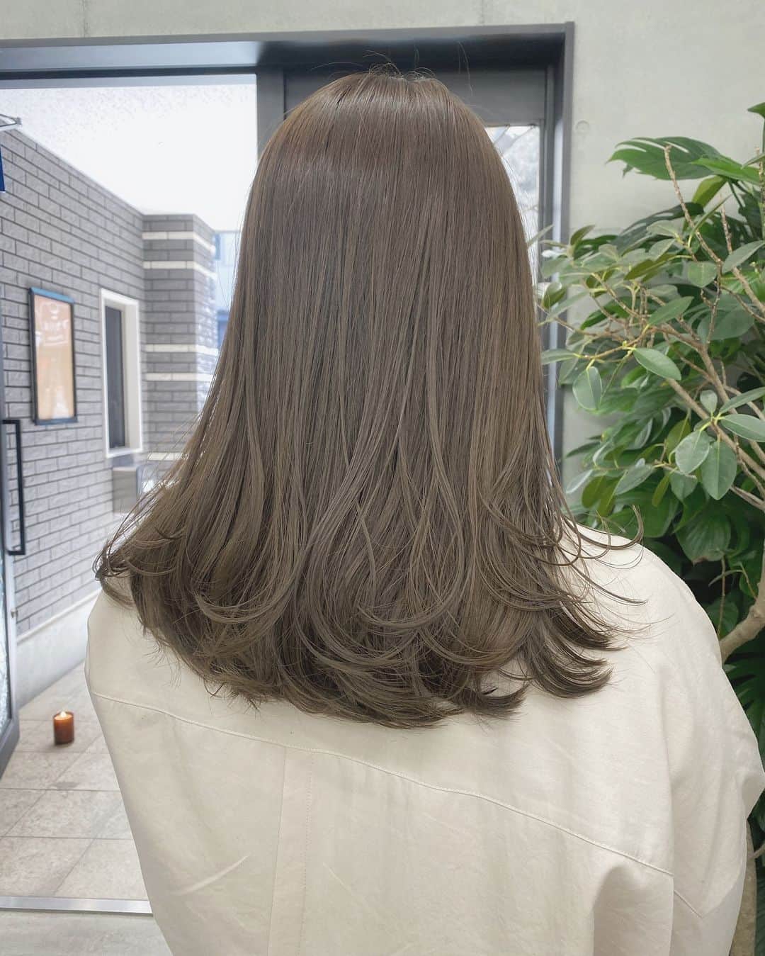 兼井遼のインスタグラム：「オリーブベージュ＊  柔らかくほつれるヘア😌  ツヤのある 暗くても透明のある カラーならお任せください☺️  11月12月のご予約も まだまだお取りできます🙇🏻  ご質問などは コメントにてお問い合わせください！😌  #ケアカラー  #ヘアアレンジ  #ケアダブルカラー  #巻き方  #髪質改善カラー  #イルミナカラー  #ミルクティーベージュ #グレージュ  #ケアブリーチ  #ハイライトカラー  #ハイトーンカラー  #ブリーチ  #ダブルカラー   #インナーカラー  #オリーブアッシュ  #グラデーションカラー  #グレージュカラー  #ツヤトーン  #パーマ  #艶髪  #外国人風  #髪質改善トリートメント  #くびれヘア  #シースルーバング  #髪質改善  #ラベンダーグレージュ  #オリーブグレージュ  #トリートメント  #ヘアアクセサリー　#インナーハイライト」
