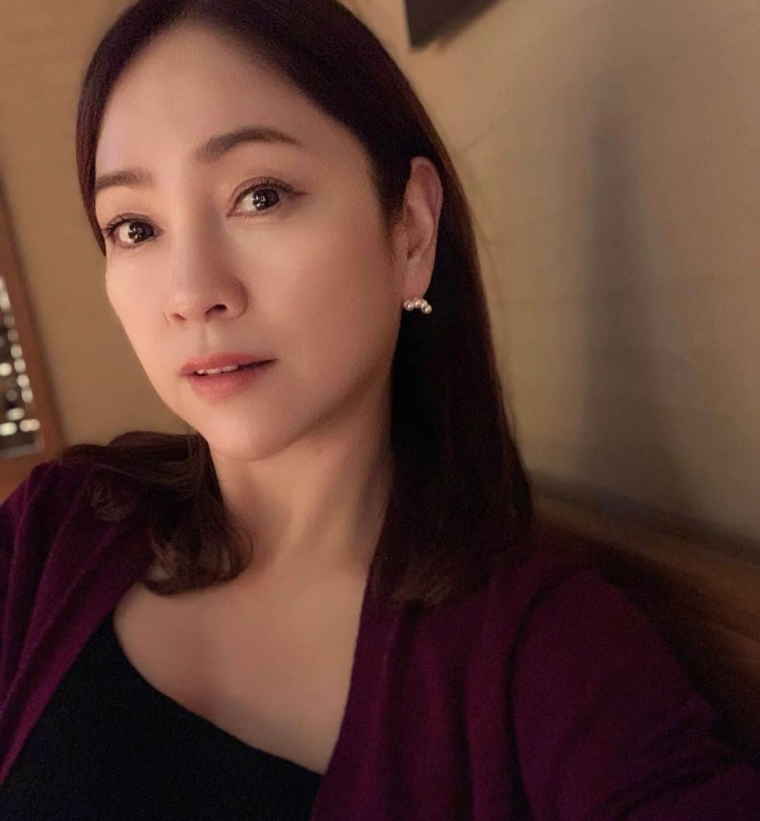 田中悦子のインスタグラム：「扁桃腺腫れて 喉も痛いです… お薬飲んで 🍷飲めばなおるか笑」