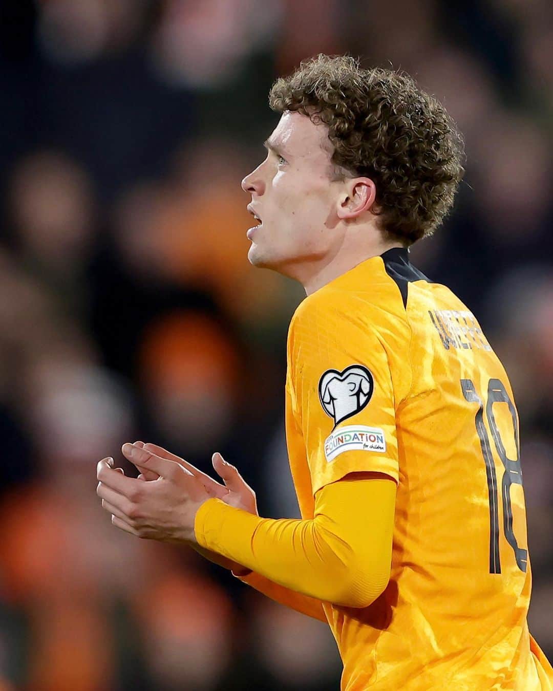 サッカー オランダ代表チームのインスタグラム：「Turning 2️⃣4️⃣ years old today! Happy birthday, Mats! 🥳  #NothingLikeOranje」