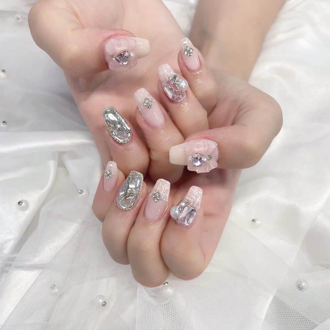 大場結女のインスタグラム：「𝗻𝗲𝘄 nail🎀🫧   #ネイル #ネイルデザイン  #ジェルネイル  #ネイル #ビジューネイル  #nail #newnail  #ピンクネイル #pinknail #埋めつくしネイル」