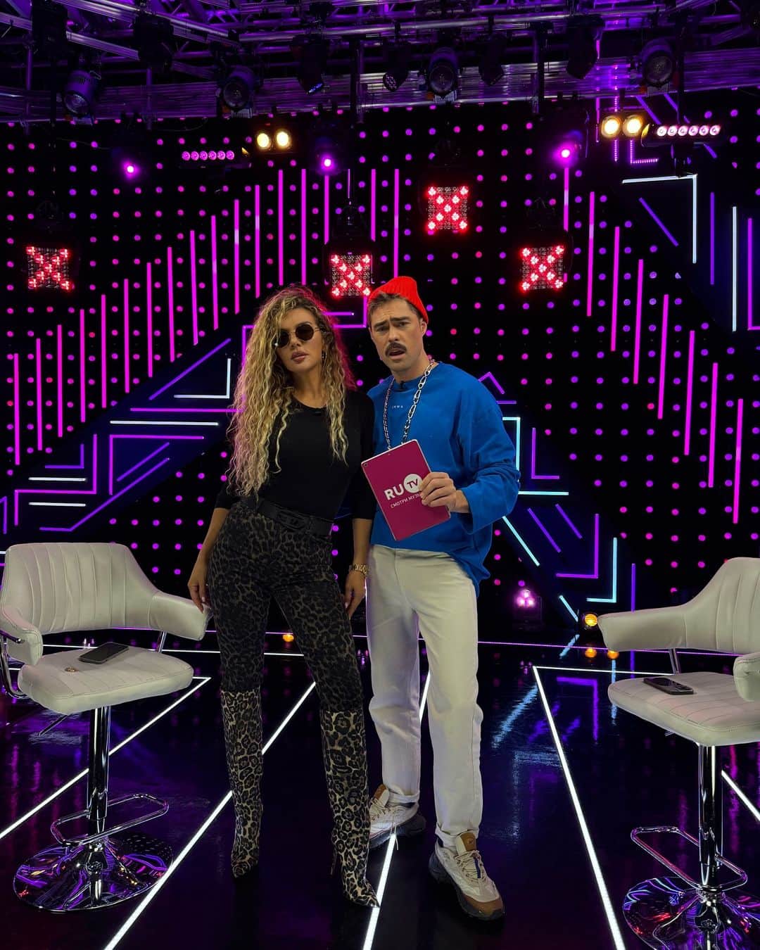 RU.TVのインスタグラム：「Второй час нашего звёздного «СТОЛА ЗАКАЗОВ» в самом разгаре!   В гостях у Ивана Чуйкова очаровательная Анна Седокова🌟  Скорее пишите ваши вопросы, самые интересные обязательно зачитаем 💌  За образ ведущего благодарим @znwr.store!」