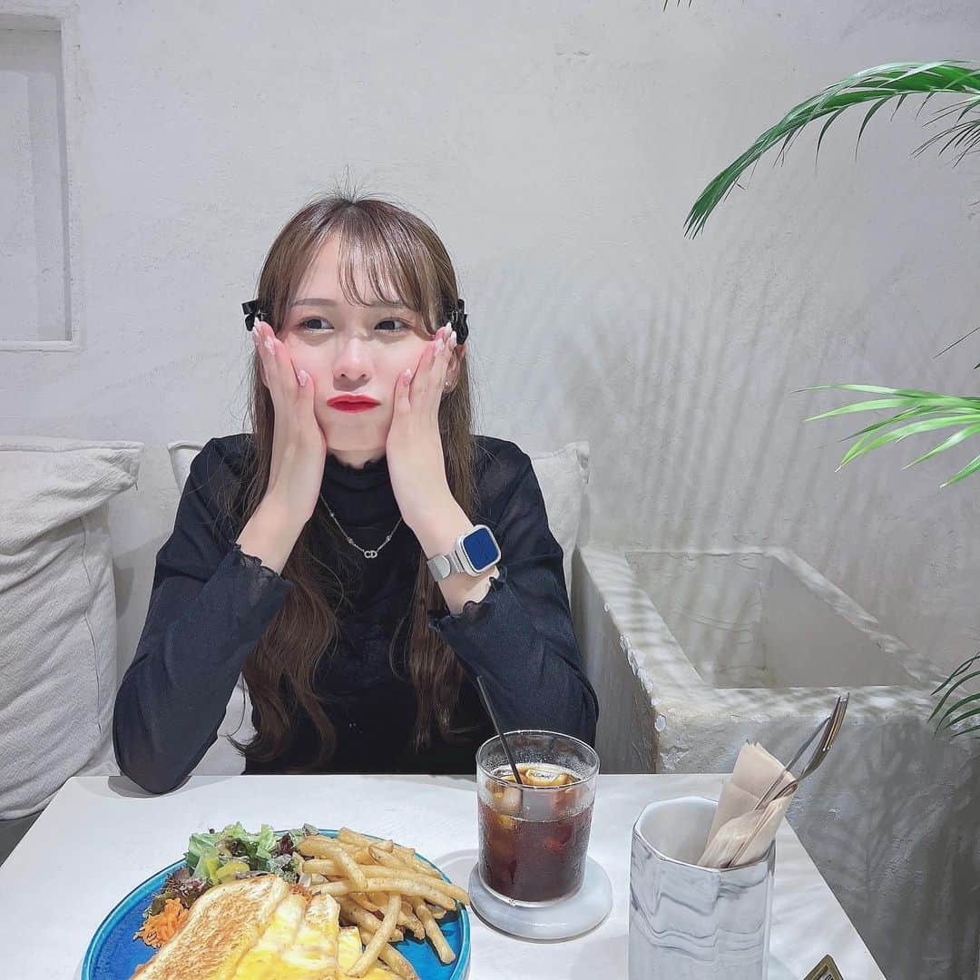 中川珠里のインスタグラム：「写真が同じ顔ばかりと言われるので、、、   #表参道  #カフェ」