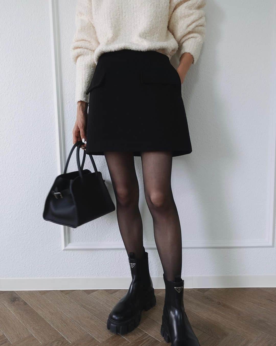 のインスタグラム：「. 最近こればっかり履いてるミニスカート🫶 フェイクポケットが可愛い。 サイドにはちゃんとポケットあるよ😉  ブラックもよくみるとしっかりヘリンボーンの柄で かわいい🥰🥰  明日20:00〜インスタライブするので 是非見てねー😚♡  #ellie_jp」