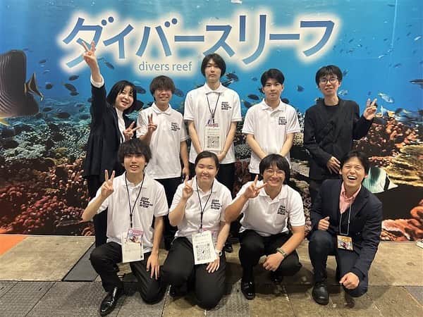 大阪ECO動物海洋専門学校のインスタグラム：「. 🌏⚡️JIKEI COM Game & e- Sports SHOW👾🐠 ▫️若きクリエーター展2023▫️ 📍幕張メッセ  11/11(土)・11/12(日)に開催された、若きクリエーター展にて、大阪ECOの動物園・水族館&テクノロジー専攻がブースを出展しました！🪷  株式会社U.様にご協力いただき、海の環境を学べるARゲームを企画し、今回の若きクリエーター展での出展が実現しました🪸🫧🌊  なんと、大阪ECOのブースは、 2日間で1000名を超える来場者に体験をしていただくことができました！🥲✨✨ そして、ブース人気投票では1位に輝きました〜😭🥇🏵️ 1から準備を進めた今回からのブース出展でしたが、 本番の接客含め、全て本気で取り組んだ結果が表れた証拠ですね！学生のみんな本当によく頑張りました！！🎖️🎗️✊🏻  ご来場下さった皆さま、本当にありがとうございました🍀💫  #若きクリエーター展 #大阪eco動物海洋専門学校#大阪eco #動物専門学校  #動物飼育 #動物園 #水族館 #飼育員 #ドルフィントレーナー #アクアリスト #動物看護師 #トリマー #ドッグトレーナー#動物好きと繋がりたい#犬好きと繋がりたい #動物園・水族館&テクノロジー専攻 #eco自然環境クリエーター専攻 #ペットマネジメント&ホスピタリティ専攻 #動物園・動物飼育専攻 #水族館アクアリスト専攻 #ドルフィントレーナー専攻専攻 #動物看護師専攻 #ペットトリマー&エステティシャン専攻 #ドッグトレーナー専攻」