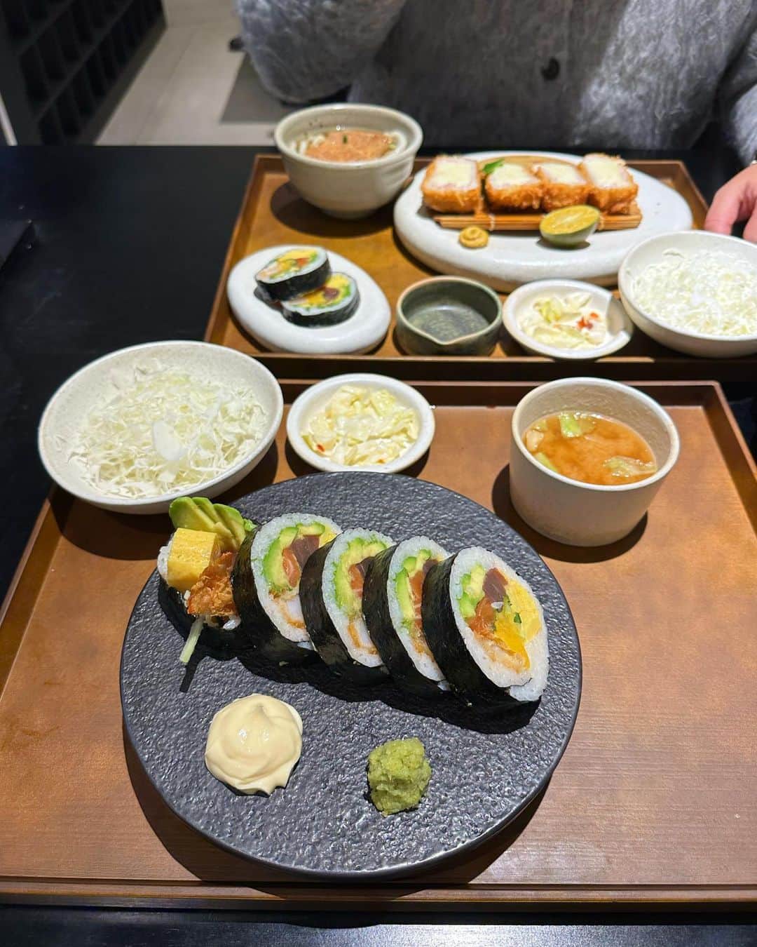 西村彩香さんのインスタグラム写真 - (西村彩香Instagram)「.  1日目🇰🇷  可愛いカフェでお茶して🎄 韓国ブランド巡り 夜はなんか２人してトンカツ気分🐷  "お父さんのジャケット借りました"的な オーバーサイズの肩パッドジャケットは @gallardagalante 🫶 今の気分にぴったりです👴🏻❤️  #leimoni_korea」11月16日 20時28分 - leimoni_n