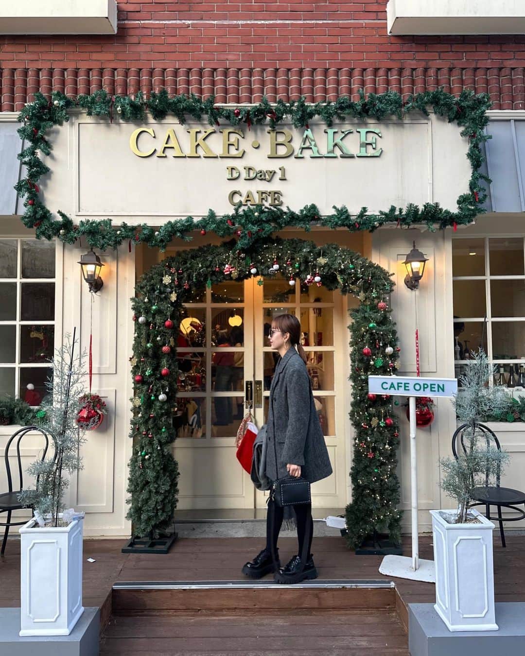 西村彩香さんのインスタグラム写真 - (西村彩香Instagram)「.  1日目🇰🇷  可愛いカフェでお茶して🎄 韓国ブランド巡り 夜はなんか２人してトンカツ気分🐷  "お父さんのジャケット借りました"的な オーバーサイズの肩パッドジャケットは @gallardagalante 🫶 今の気分にぴったりです👴🏻❤️  #leimoni_korea」11月16日 20時28分 - leimoni_n