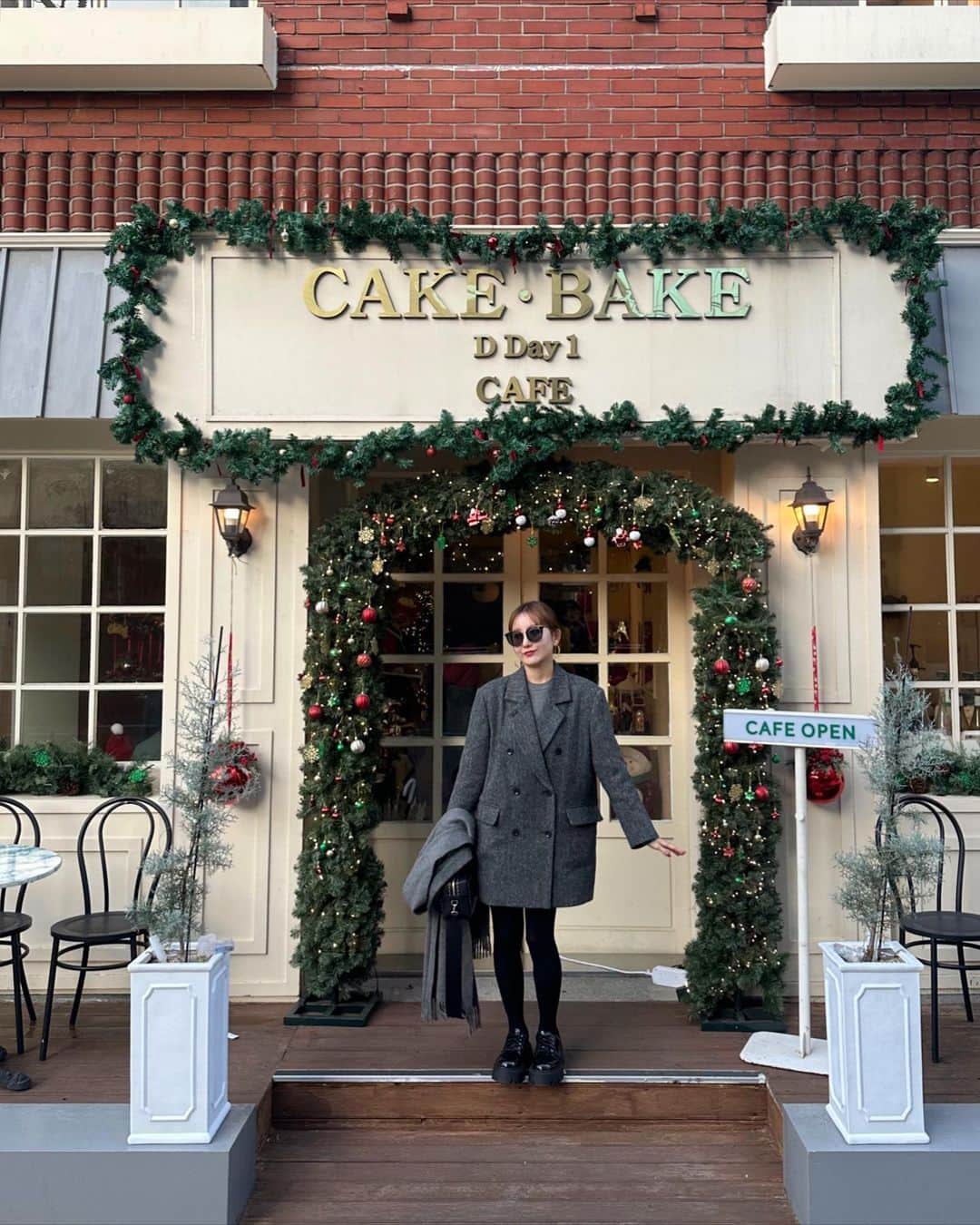 西村彩香さんのインスタグラム写真 - (西村彩香Instagram)「.  1日目🇰🇷  可愛いカフェでお茶して🎄 韓国ブランド巡り 夜はなんか２人してトンカツ気分🐷  "お父さんのジャケット借りました"的な オーバーサイズの肩パッドジャケットは @gallardagalante 🫶 今の気分にぴったりです👴🏻❤️  #leimoni_korea」11月16日 20時28分 - leimoni_n