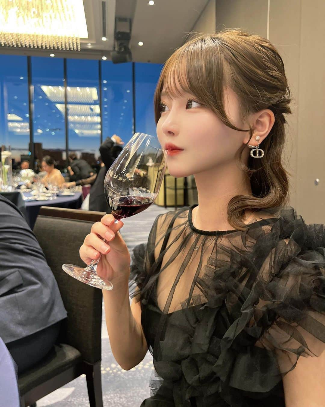 吉田恵美さんのインスタグラム写真 - (吉田恵美Instagram)「🍷🖤  #結婚式 #結婚式場」11月16日 20時39分 - _yoshida_megumi