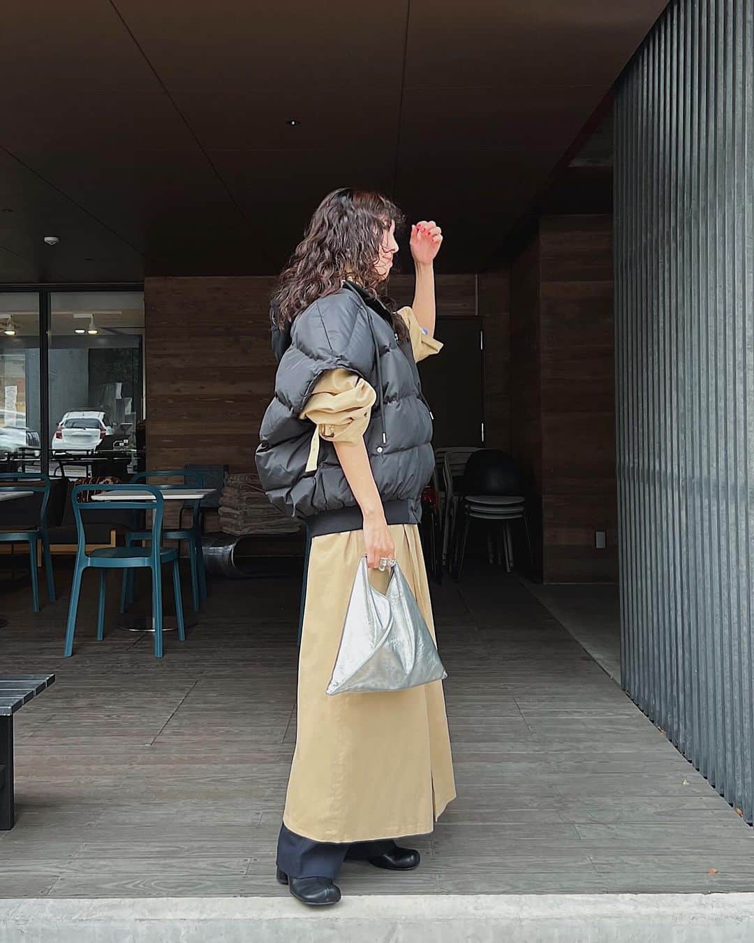 ai.takahashi328のインスタグラム：「珍しく今日のコーデ🤳  コラボで発売しているパデッドベストは、まずはレイヤードで着たかったのでコートに重ねて。 横から見た時の、たぽっとしたシルエットも好きです🫶  フードは異素材でスウェットになってます🙆‍♀️ @zelal  #今日のコーデ #zelal #mm6 #レイヤードコーデ #レイヤードスタイル #パーソナルスタイリスト」