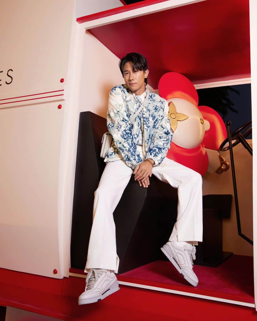 デスモンド・タンのインスタグラム：「Merry and bright in @louisvuitton light. 'Tis the season to shine in style! ✨🎄 Loving the tallest LV tree in the world!  #LVGifts #LouisVuitton」