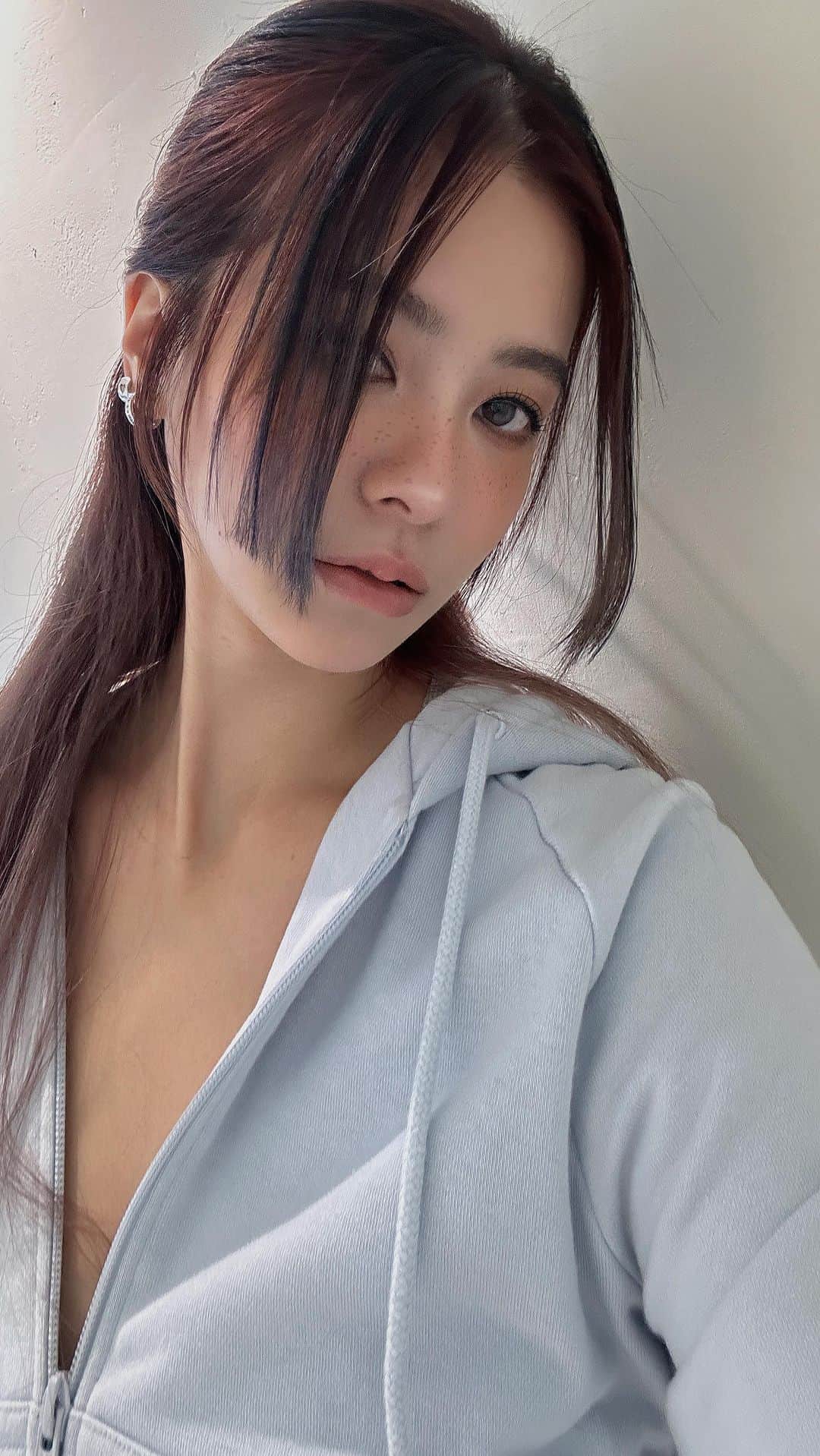 林咖安（Lyla）のインスタグラム：「#haircolorideas   又到了冬天的顏色🍷😎🐰🩶🍒  #haircolor  #redwine」