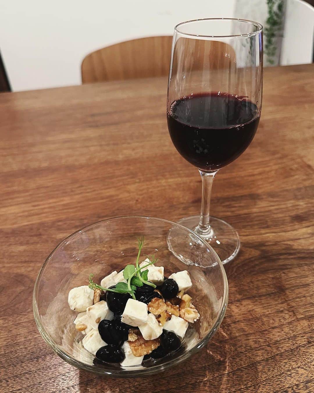 有末麻祐子のインスタグラム：「今日は、ボジョレーヌーボー解禁ということで🍷ごはんの後に ワインで晩酌✨  おつまみは、黒豆クリーズチーズ! クリームチーズを1cm角に切って、黒豆とクルミと和えるだけ...!  簡単すぎなのにこの組み合わせ最高に美味しくて健康で完璧なの🥹 これハマるわ。  黒豆には、カリウム、たんぱく質、ポリフェノールなど色々な成分が含まれているので、 撮影前にお豆ちゃん良く食べます📸そこにチーズとナッツでヘルシーだし美容にも良くて、いい事だらけ🥹  フジッコさんが取り組まれている 毎日お豆を摂り入れて健康になろうという EverydayBeans!私も実践してみています! #麻祐子飯 @fujicco_jp #フジッコのおまめさん #EverydayBeans #PR」