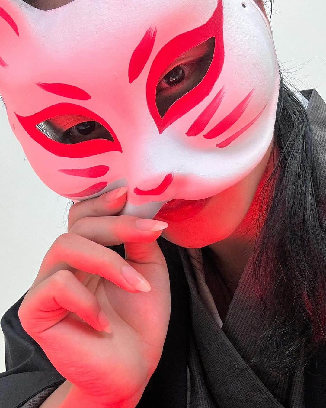 渦-uzuさんのインスタグラム写真 - (渦-uzuInstagram)「どのお写真がお好みですか🦊 Which fox mask photo do you like⁉️  ぜひメンションへ！全力で反応します👀 Please mention my post✌🏻」11月16日 20時36分 - uzu_swirl