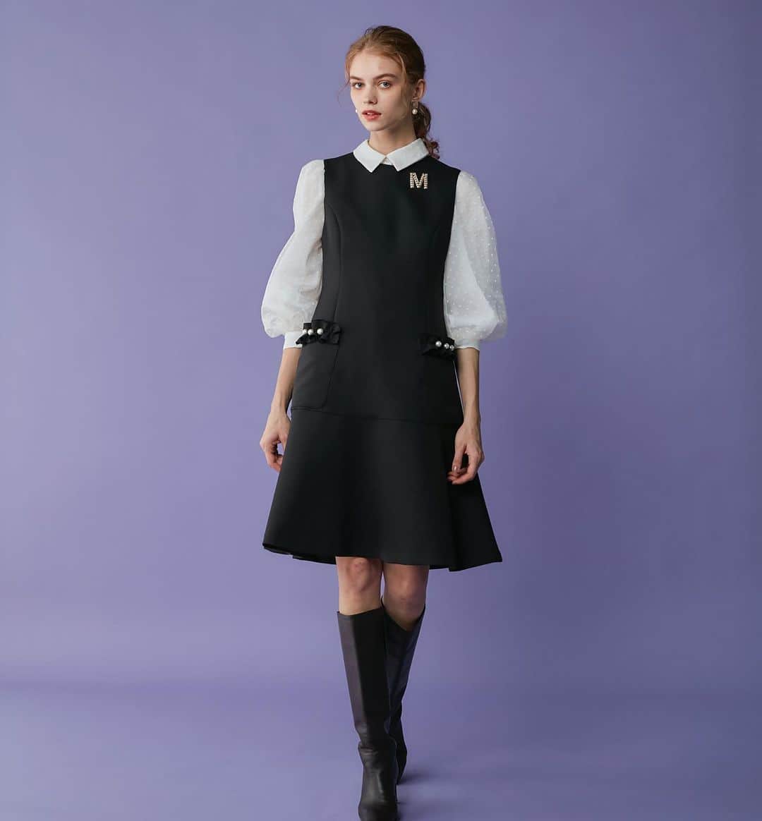Maglie par ef-dé/マーリエパーエフデのインスタグラム：「Maglie新作のモードな ジャンスカ。 ウエストを綺麗に見えるAラインをベースに 裾をラッフルで切り替えた華やかなシルエット、 短めの着丈が新鮮なバランスに。 アウトポケットにはフリルと大きなパールを3つ付けて クチュール感をプラス。 膨らみとハリが綺麗なトリプルクロス生地で仕立て映えし、シーズンを選ばず着られます。 ⁡ ⁡ ⁡ #m_maglie_le_cassetto#エムマーリエルカセット#maglielecassetto#マーリエルカセット#2023aw#autumn#autumnfashion#冬物#冬ファッション#新作#newin#フェミニンファッション#フェミニンスタイル#ジャンパースカート#ジャンスカ#フリルデザインジャンスカ#ドットフロッキーブラウス#レイヤードコーデ#モノトーンコーデ#モノトーンスタイル」