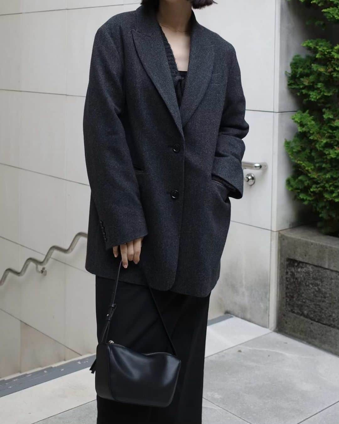 中瀬古ゆきなさんのインスタグラム写真 - (中瀬古ゆきなInstagram)「jacket × skirt.  今季とてもお気に入りのウールジャケット。 チャコールグレーの色味も今年らしくて◎  この頃は気温低めな東京ですが、 素材がしっかりしたアウターがあると 夜まで寒くなくて心強い！  かっちりと秋冬に着るIラインのスカート× ぽってりブーツのバランスが好きでよくしがち←  jacket @newans.official  skirt @seven.dot.official  bag @florflowermarket  boots @celine   #ジャケットコーデ #きれいめコーデ #グレーコーデ #秋冬コーデ #newans #pr」11月16日 20時40分 - yuch1129