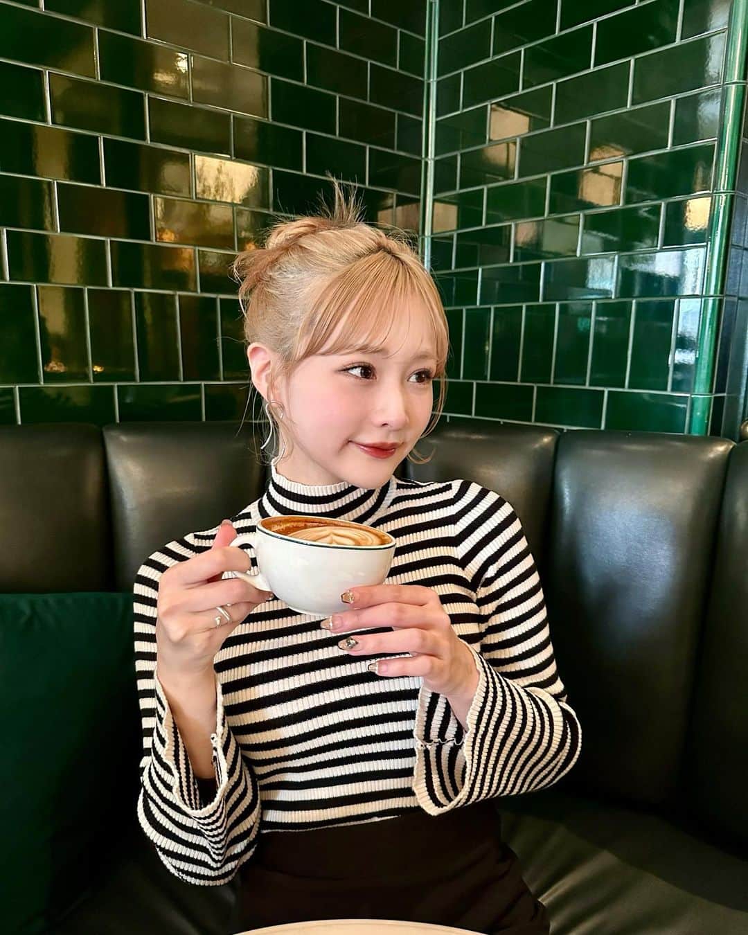 森下愛里沙(もりしたありさ) さんのインスタグラム写真 - (森下愛里沙(もりしたありさ) Instagram)「ㅤㅤㅤㅤㅤㅤㅤㅤㅤㅤㅤㅤㅤ ㅤㅤㅤㅤㅤㅤㅤㅤㅤㅤㅤㅤㅤ ㅤㅤㅤㅤㅤㅤㅤㅤㅤㅤㅤㅤㅤ 久しぶりにカフェへ☕️ ここのカフェとってもスキ ㅤㅤㅤㅤㅤㅤㅤㅤㅤㅤㅤㅤㅤ トップス @grl_official  ㅤㅤㅤㅤㅤㅤㅤㅤㅤㅤㅤㅤㅤ ㅤㅤㅤㅤㅤㅤㅤㅤㅤㅤㅤㅤㅤ ㅤㅤㅤㅤㅤㅤㅤㅤㅤㅤㅤㅤㅤ 最近の美容事情💆🏻‍♀️ ㅤㅤㅤㅤㅤㅤㅤㅤㅤㅤㅤㅤ ㅤㅤㅤㅤㅤㅤㅤㅤㅤㅤㅤㅤㅤ【お肌】 @nurse_salon @ns.na7  プラズマシャワーをしてきました💎 月に1回お願いしてるけどその時のお肌の 状態によってお薬変えてもらってます♡  ● https://nursesalon.jp/ ㅤㅤㅤㅤㅤㅤㅤㅤㅤㅤ ㅤㅤㅤㅤㅤㅤㅤㅤㅤㅤㅤㅤㅤ　ㅤㅤㅤㅤㅤㅤㅤㅤㅤㅤㅤㅤㅤㅤ 【ネイル】 @fein_beauty_salon  毎回feinさんでお願いしてます♡ 今回はワンホンネイル💅 キラキラにしてもらったよ〜！！ ㅤㅤㅤㅤㅤㅤㅤㅤㅤㅤㅤㅤㅤ ㅤㅤㅤㅤㅤㅤㅤㅤㅤㅤㅤㅤㅤ ㅤㅤㅤㅤㅤㅤㅤㅤㅤㅤㅤㅤㅤ #表参道カフェ #表参道ランチ #東京カフェ #東京ランチ #ハイトーン #ハイトーンカラー #ヘアアレンジ #彼女感 #ラルフズコーヒー表参道 #プラズマシャワー #美容サロン #ネイル」11月16日 20時41分 - mini.ari