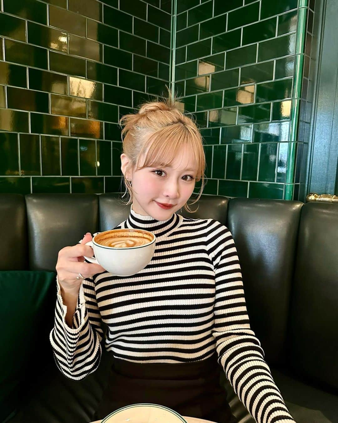 森下愛里沙(もりしたありさ) のインスタグラム：「ㅤㅤㅤㅤㅤㅤㅤㅤㅤㅤㅤㅤㅤ ㅤㅤㅤㅤㅤㅤㅤㅤㅤㅤㅤㅤㅤ ㅤㅤㅤㅤㅤㅤㅤㅤㅤㅤㅤㅤㅤ 久しぶりにカフェへ☕️ ここのカフェとってもスキ ㅤㅤㅤㅤㅤㅤㅤㅤㅤㅤㅤㅤㅤ トップス @grl_official  ㅤㅤㅤㅤㅤㅤㅤㅤㅤㅤㅤㅤㅤ ㅤㅤㅤㅤㅤㅤㅤㅤㅤㅤㅤㅤㅤ ㅤㅤㅤㅤㅤㅤㅤㅤㅤㅤㅤㅤㅤ 最近の美容事情💆🏻‍♀️ ㅤㅤㅤㅤㅤㅤㅤㅤㅤㅤㅤㅤ ㅤㅤㅤㅤㅤㅤㅤㅤㅤㅤㅤㅤㅤ【お肌】 @nurse_salon @ns.na7  プラズマシャワーをしてきました💎 月に1回お願いしてるけどその時のお肌の 状態によってお薬変えてもらってます♡  ● https://nursesalon.jp/ ㅤㅤㅤㅤㅤㅤㅤㅤㅤㅤ ㅤㅤㅤㅤㅤㅤㅤㅤㅤㅤㅤㅤㅤ　ㅤㅤㅤㅤㅤㅤㅤㅤㅤㅤㅤㅤㅤㅤ 【ネイル】 @fein_beauty_salon  毎回feinさんでお願いしてます♡ 今回はワンホンネイル💅 キラキラにしてもらったよ〜！！ ㅤㅤㅤㅤㅤㅤㅤㅤㅤㅤㅤㅤㅤ ㅤㅤㅤㅤㅤㅤㅤㅤㅤㅤㅤㅤㅤ ㅤㅤㅤㅤㅤㅤㅤㅤㅤㅤㅤㅤㅤ #表参道カフェ #表参道ランチ #東京カフェ #東京ランチ #ハイトーン #ハイトーンカラー #ヘアアレンジ #彼女感 #ラルフズコーヒー表参道 #プラズマシャワー #美容サロン #ネイル」