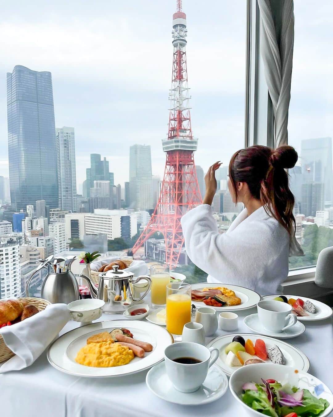 ザ・プリンス パークタワー東京のインスタグラム：「ゆっくり起きた朝は、絶景を臨むお部屋で幸せな朝食タイムを。  @iam_rina_1004 さま、素敵なご投稿ありがとうございます✨  Indulge in a deeply serene morning graced by an exquisite breakfast and even more exquisite views of the city, right from the comfort of your room.  Photo by @iam_rina_1004 ✨  Share your own images with us by tagging @princeparktowertokyo —————————————————————  #theprinceparktowertokyo #hotelmorning #visitjapan  #ThePreferredLife #ザプリンスパークタワー東京 #インルームダイニング #ホテルモーニング」