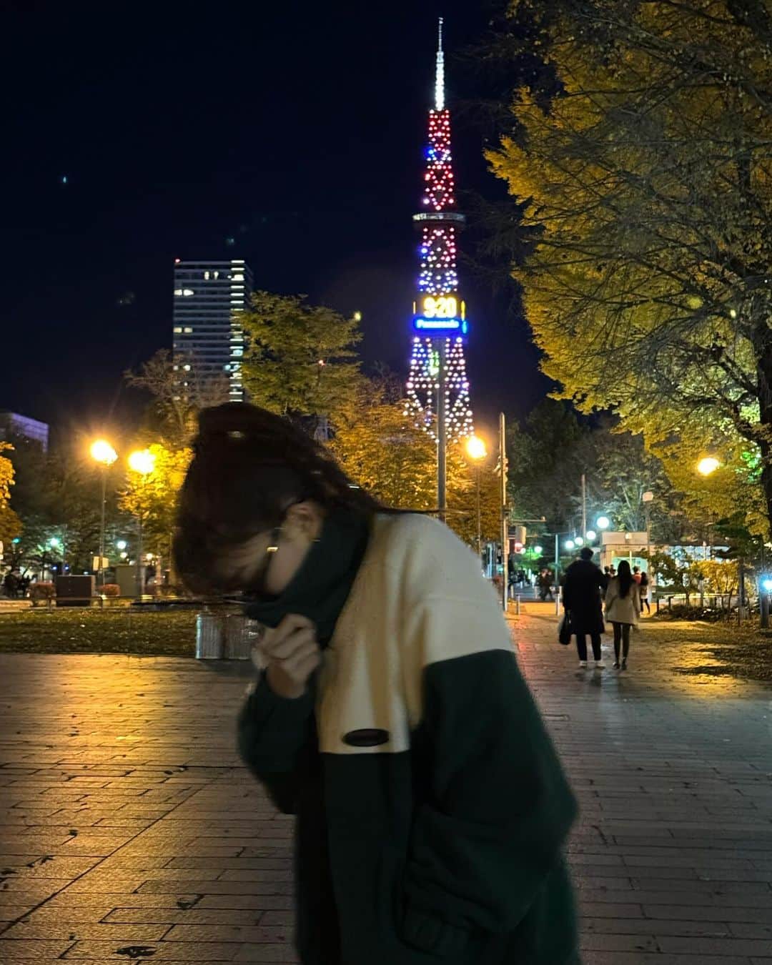 水戸由菜のインスタグラム：「・ 北海道🍜  はじめてで思ってたより寒すぎたけどまた行きたいもっと食べたかった😋  jacket: @emoda_official」