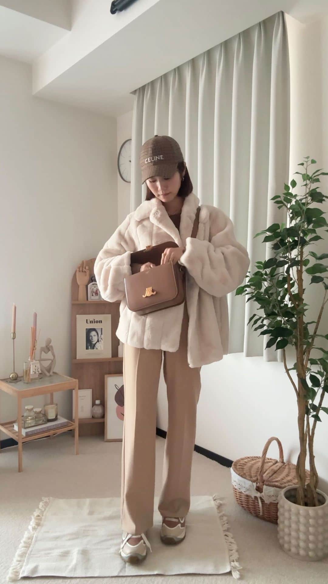 のインスタグラム：「CELINEな気分🤎 ようやく寒くなってきたね🍂  ブラウン、ベージュのワントーンコーデって やっぱりかわちい。  #秋コーデ#ブラウンコーデ #CELINE#セリーヌ#ootd#outfit#秋冬コーデ#冬コーデ#ベージュコーデ#ワントーンコーデ」