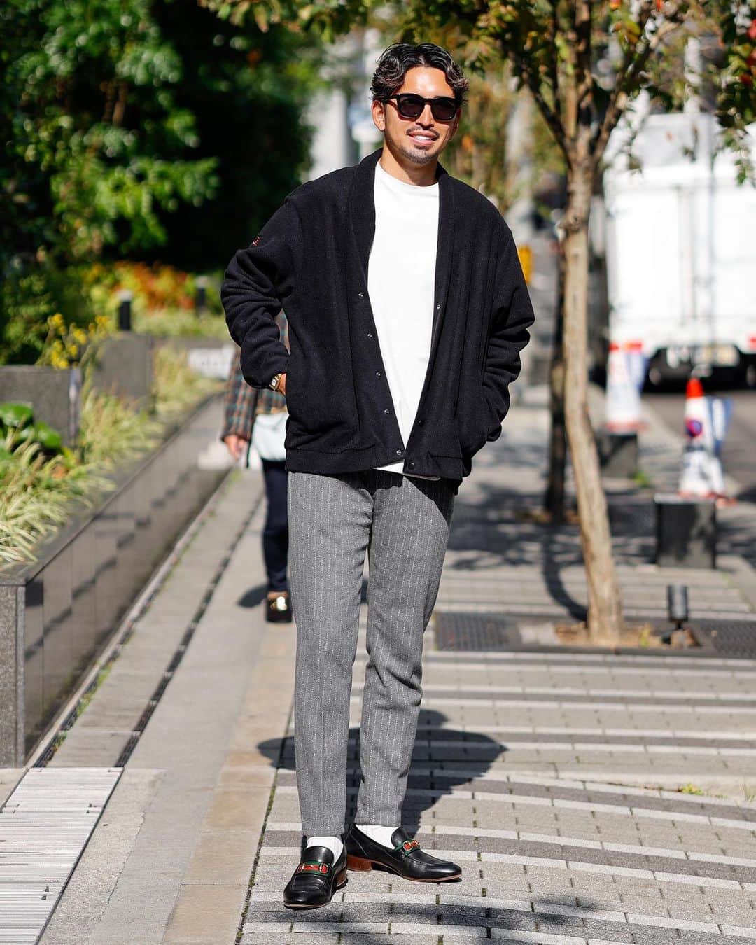 ken_navyのインスタグラム：「他の投稿は @ken_navy をご覧下さい🫶❣️  明後日発売のPremium Fleece Over Cardigan やっぱりブラックいいな🐦‍⬛  最近はブラックのアウターに グレーのスラックスがアーバンで好み  大人っぽいよね  ーーーーーーーーーーーーーー 🌕貴方のいいね、コメントが募金されます🍂 募金活動しています！ 投稿のいいね数×1円とコメント数×5円 を月末に集計して 様々な場所へ募金をさせて頂きます。 11月は公益財団法人どうぶつ基金へ募金しますのでいいね、コメントをお願いします🙇‍♂️ ーーーーーーーーーーーーーー  参考になればいいね👍コメント📝保存💽 お願いします🫶❣️  #メンズファッション #メンズコーデ  #ファッションモデル  #アパレル #今日のコーデ」