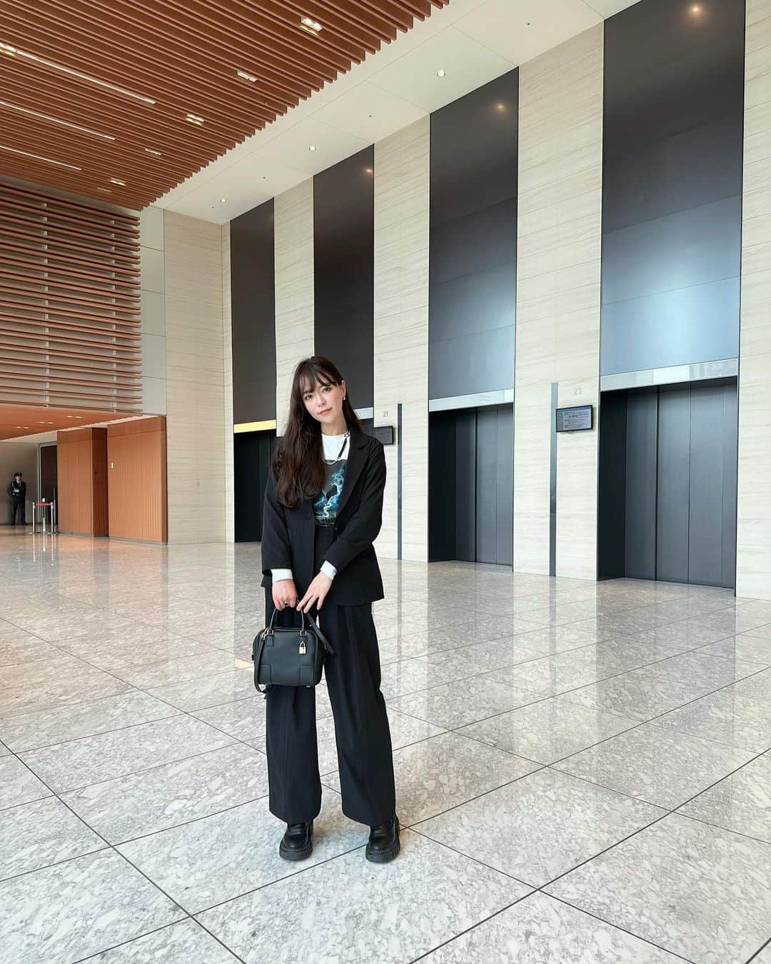 橋本奈実のインスタグラム：「今日のコーデ、タグつけしました🏷️ セットアップのシングルジャケットとワイドパンツは、ストレッチが効いていて着やすく、カジュアルダウンしてかっちりしすぎないシルエットが好み❥ 新しいブランド @k3b.women 🌟」