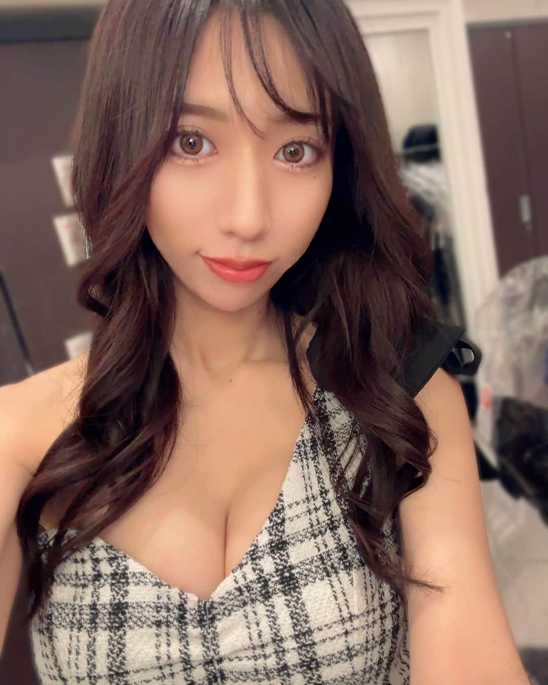 綾奈凛のインスタグラム：「🌬️ 前髪そよ風にふいてます🪽」