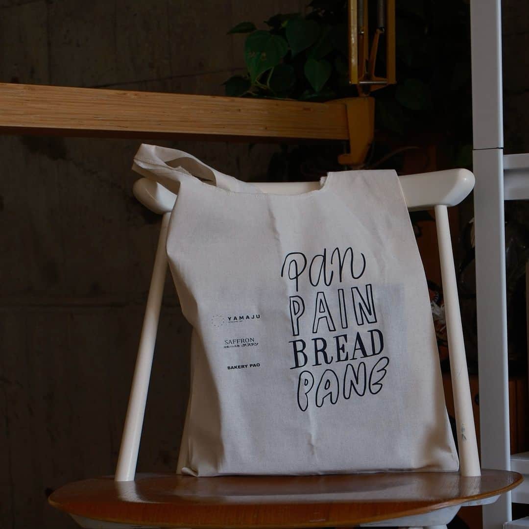 関根正悟のインスタグラム：「“ PAN PAIN BREAD PANE🍞”  新潟から浅本さんが運んできてくれたぜ〜！ めるしー！😌🙏可愛いー。  新潟県西蒲区潟頭にあるベーカリーパオさん @bakery_pao 🍞 または、姉妹店の石窯パン工房サフラン全店でも販売してるそうです☺️🛍️  写真は小サイズ（税込660円） 大きい方は食パンが一斤まるまる入るサイズ感🍞（税込1100円）  #bakerypao #ベーカリーパオ #新潟県 #shogosekine   県内の皆さま、ぜひに！」
