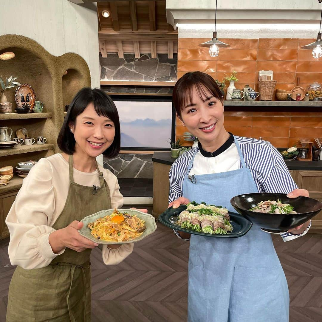 真飛聖のインスタグラム：「📺いよいよ明日📺  明日、11月17日(金)お昼12時20分から NHK総合で放送の『きょうの料理』に 出演させていただきます📺  「真飛 聖の 元気の源！ふだんごはん」  大好きな豚バラ肉を使ったメニュー3品です✨  いくら料理が好きだといっても やはりプロの方の手際の良さには 当たり前ですが到底かなわなくてですね〜 てんやわんやになってるかもしれませんが・・・ いや、てんやわんやでした💦キャベツ飛んでました💦 温かい目で 見ていただけたら嬉しいです。はい。  しかしながら いつか料理のお仕事がしたい！！っと思っていたので、 こんなにも早く夢が叶うなんて・・・ 本当に感謝しています✨ スタッフの皆さんがとっても優しくて、 これまた、感謝、感謝です✨  ぜひぜひ、ご覧くださいませ〜♡  ヘアメイク @rikafujiwara_hairmake  スタイリスト @shingo_tsuno   #NHK総合 #きょうの料理 #守本奈実 さん #きょうの料理11月号」