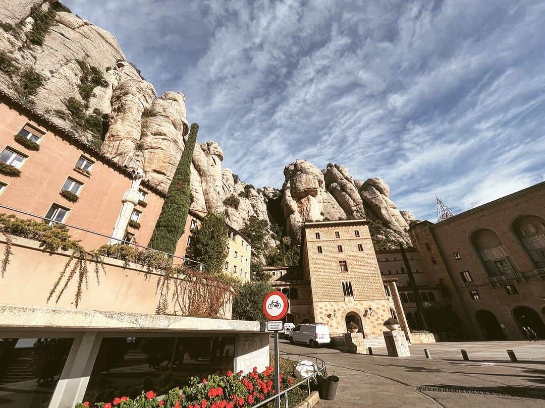 三佐和あやのインスタグラム：「スペイン行ってきました〜🇪🇸   …なんて、 旦那様の出張から送られてくる写真で プチ旅行気分な わたし✈️  着いてくるー？なんて 言ってたんだけど 子供達の大事な予定もあったしね😆」