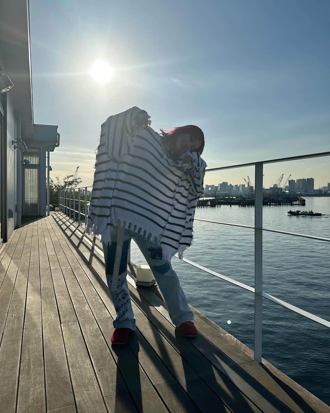 LiSAのインスタグラム：「こんばんは。 今日は一日みんなが　#LANDER のお化けソングをたくさん教えてくれるから、おかげで一人で聴くLANDER も私の中でばけました👻どんどん進化してく。嬉しいな。  来週から再開する　#LANDERツアー　へ、私もまだまだ進化を目指して‥🚀  今日もお疲れ様っ。 いつもありがとっ🍬」