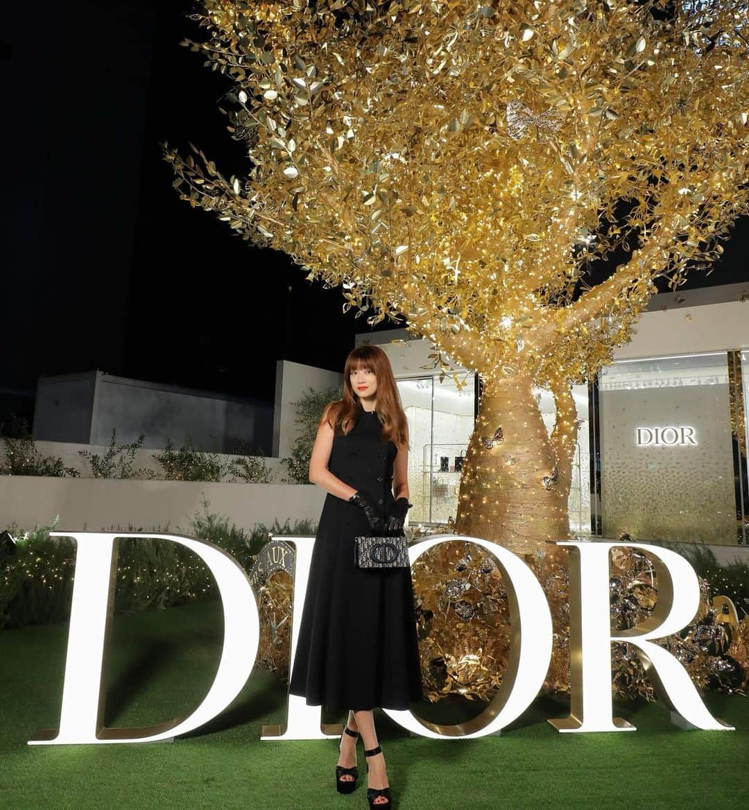 ヨンアさんのインスタグラム写真 - (ヨンアInstagram)「DIOR HOLIDAY EVENTに遊びに行ってきました✨ TREE OF LIFEでクリスマスムードなイルミネーションがとっても綺麗🥹🎄❤️ 素晴らしいDIORのコレクションに包まれてワクワクが止まりませんでした♡♡ 表参道交差点にて11月18日(土)〜11月25日(月)までホリデーポップアップが開催されるのでみんな是非行って見てくださいね😘  @Dior   #DiorCruise  #ディオールホリデーポップアップ  #ディオールファインジュエリー #SupportedByDior」11月16日 20時51分 - youn1029