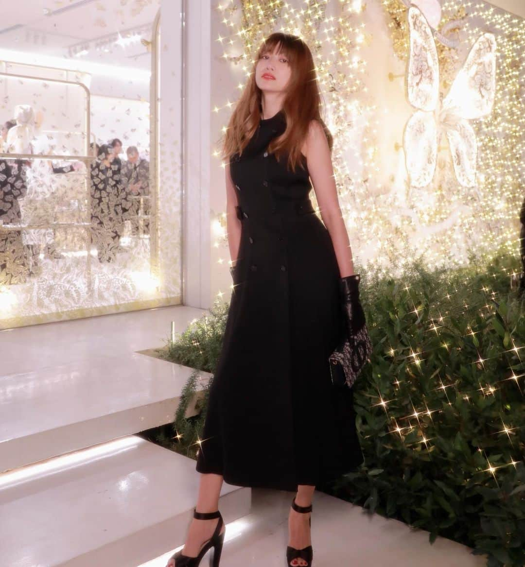 ヨンアさんのインスタグラム写真 - (ヨンアInstagram)「DIOR HOLIDAY EVENTに遊びに行ってきました✨ TREE OF LIFEでクリスマスムードなイルミネーションがとっても綺麗🥹🎄❤️ 素晴らしいDIORのコレクションに包まれてワクワクが止まりませんでした♡♡ 表参道交差点にて11月18日(土)〜11月25日(月)までホリデーポップアップが開催されるのでみんな是非行って見てくださいね😘  @Dior   #DiorCruise  #ディオールホリデーポップアップ  #ディオールファインジュエリー #SupportedByDior」11月16日 20時51分 - youn1029