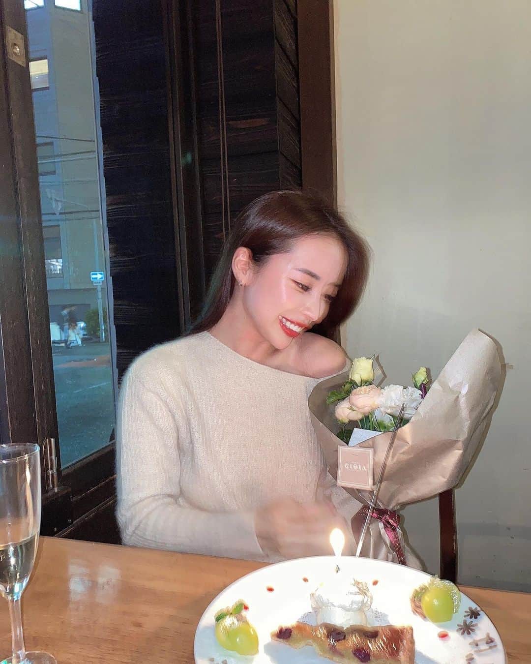 suzuhaのインスタグラム：「だいすきな人たちに お祝いしてもらえて毎日幸せ…🕊️♥︎ ありがとう…♥︎♥︎ #まだまだ誕生日気分」