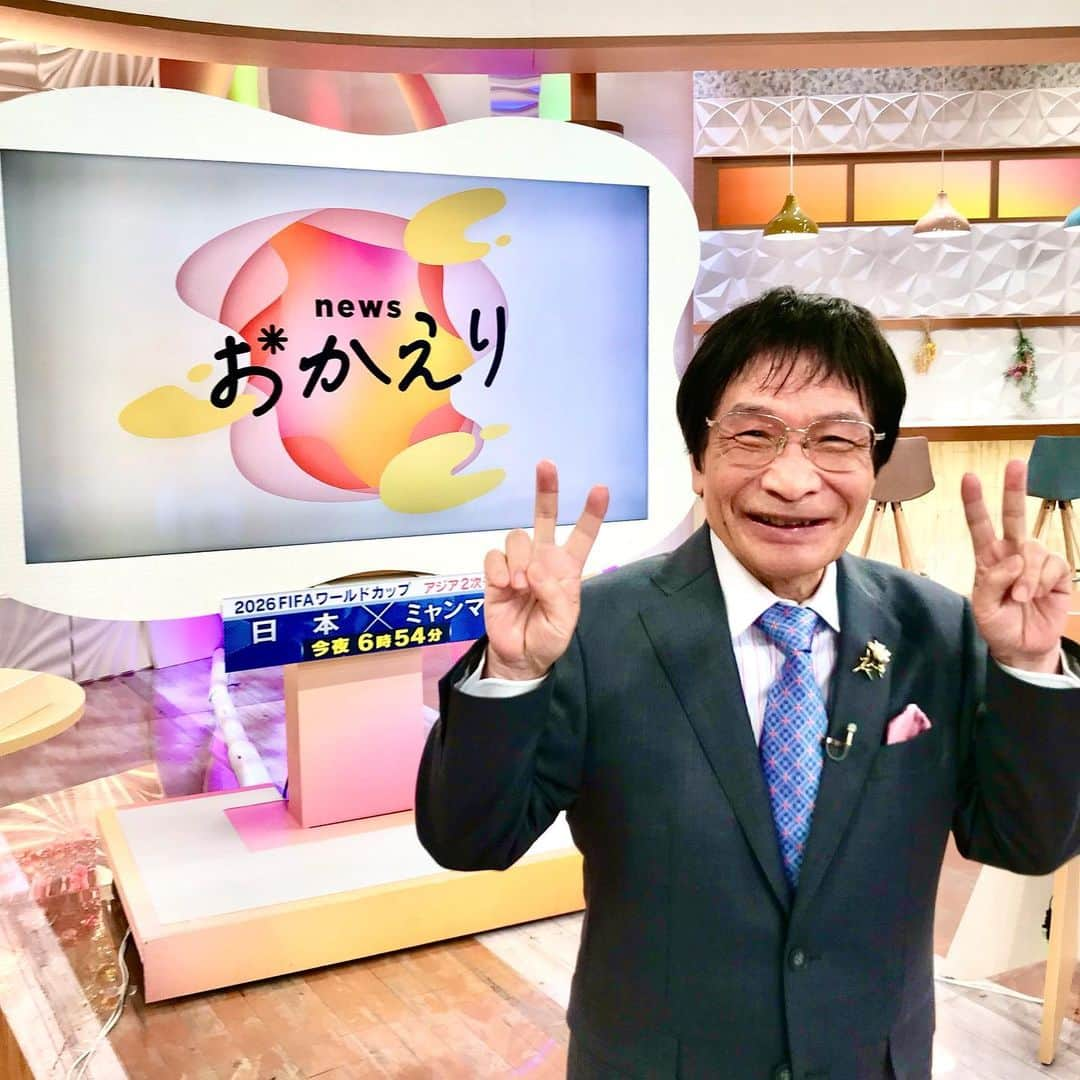 尾木直樹のインスタグラム：「今日は大阪の「newsおかえり」（朝日放送）生出演しました〜(^.^) 日本一に輝いた阪神から、才木投手がゲストに！  他にも強度行動障害の方がショートステイの生活で次第に落ち着きを取り戻し、穏やかな表情になっていかれる姿から､精神的な障がいの方々の支援の在り方を考えたり､大学スポーツ部での薬物（大麻）汚染の拡大対応についてご一緒に考えました〜  朝日放送は毎回骨太のドキュメンタリーや深掘り企画をやるので面白いです♪ ブローチは白いコスモスですよ〜 ｰ #newsおかえり#朝日放送#スタジオ#生出演 #大学部活#治療や自立#尾木ママ#阪神タイガース  #才木浩人 投手も出演！#野球」