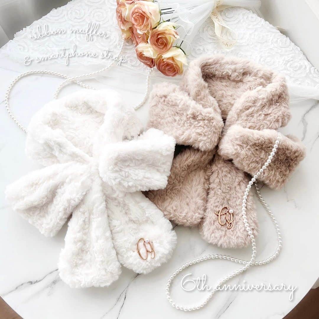 apres jour(アプレジュール) のインスタグラム：「【 𝐚𝐩𝐫𝐞𝐬 𝐣𝐨𝐮𝐫 🎀 𝟔𝐭𝐡 𝐚𝐧𝐧𝐢𝐯𝐞𝐫𝐬𝐚𝐫𝐲 🎂 】　 発売前から大反響💞 ⁡ 11/16(thu)21:00〜release🧸  ⁡◆周年限定！チャーム付きふわふわリボンマフラー♡  チャーム付きリボンマフラーが登場！ リボンはフロントフックで引っ掛けるだけで簡単に着用ができる仕様となっており、 リボンの形が崩れる心配もございません◎ ふわふわとした素材なのでしっかりと首元を温めてくれて、付け心地も抜群です♪  普段使いしやすいカラー展開でご用意いたしました。 シンプルなトップスやアウターに合わせていただくと 写真映えにもぴったりなアイテムです！  付属のチャームは取り外し可能です。  #チャームリボンティペット 商品番号🔎989604 サイズ…FREE ¥2,595(taxin)  ◆ベロア×パールが写真映えするスマホストラップ♡  ベロアとパールの組み合わせがトレンドライクなスマホストラップ♡ リング穴付きの透明シートが付属されているため、 ストラップ穴のないスマートフォンケースにもお使いいただけます！  その日の気分やコーデによって付け替え可能な アクセサリー感覚で使えるスマホストラップとなっております。  日常使いから旅行シーンまで、お出かけにかかせないマストアイテムで、 写真映えもばっちりです♪  #ベロアパールスマホストラップ 商品番号🔎989605 サイズ…FREE ¥1,595(taxin)  再販なしの6周年限定アイテムとなりますのでこの機会に是非♡ ⁡ ⁡ こちらの画像はインスタ用に加工しておりますので、カラーの雰囲気が実際の商品と異なる場合がございます。 商品ページにてカラーのご確認をお願い致します。 ⁡ #ZOZOでしか買えない #アプレジュール #アプレ部」