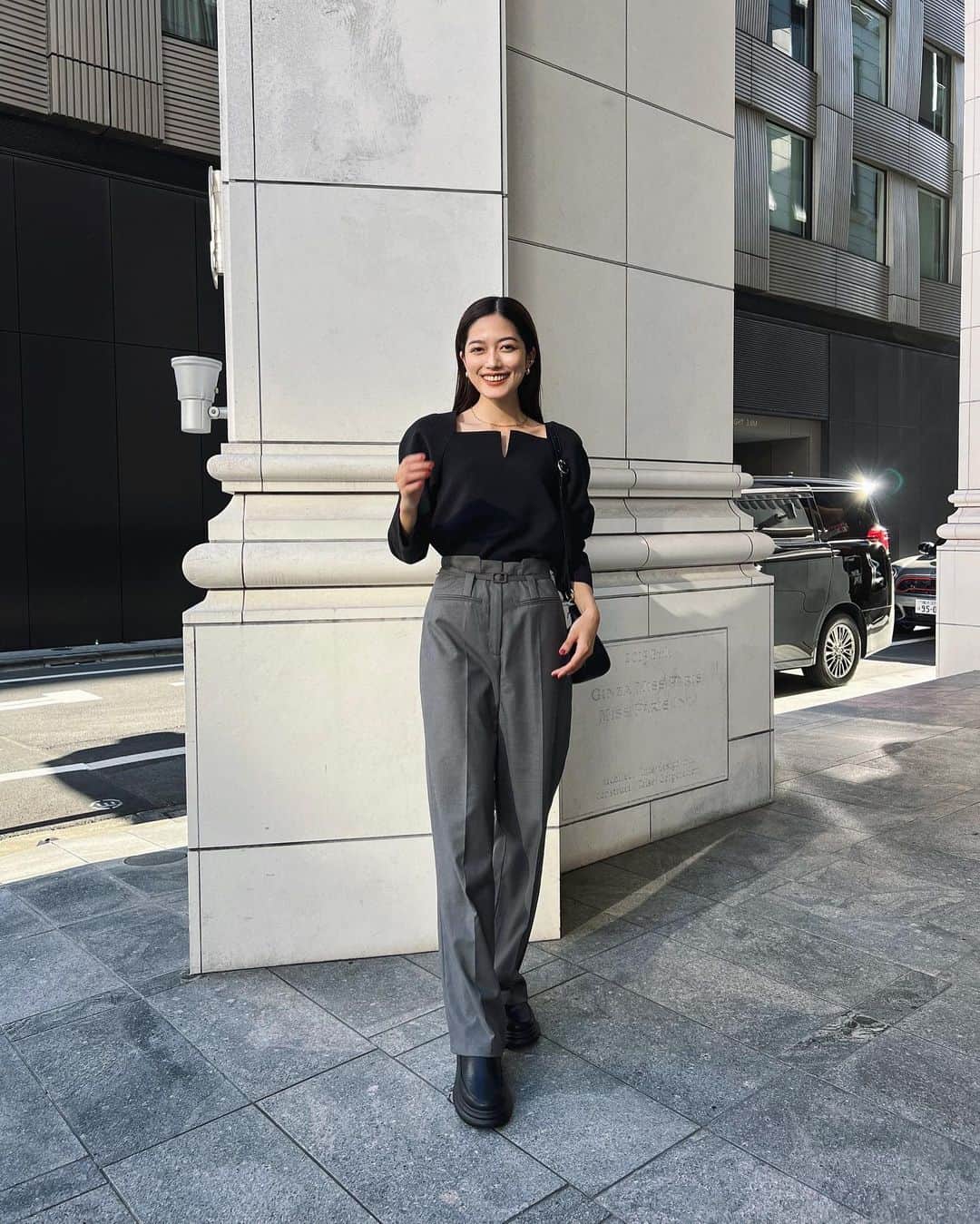 安田愛音のインスタグラム：「.  この日は珍しくデコルテがみえる トップスを選んでみた❤︎  そう、普段首元あまりださないから ネックレスを全然持っていない事に気が付き､､､💭  今年の冬は、アクセサリー使いも 楽しみたいなぁ  1週間ぶりの投稿になってしまった🙏 またコーデも沢山載せたい🫶  #rimark」