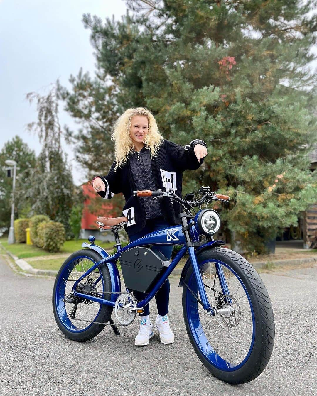 カテリナ・シニアコバのインスタグラム：「Right before my vacation, I got this incredible blue beauty from @ecafebike  Absolutely blown away by how amazing it is! 🩵💙🩵   #ecafebike #bikelove #boostyourcityride」